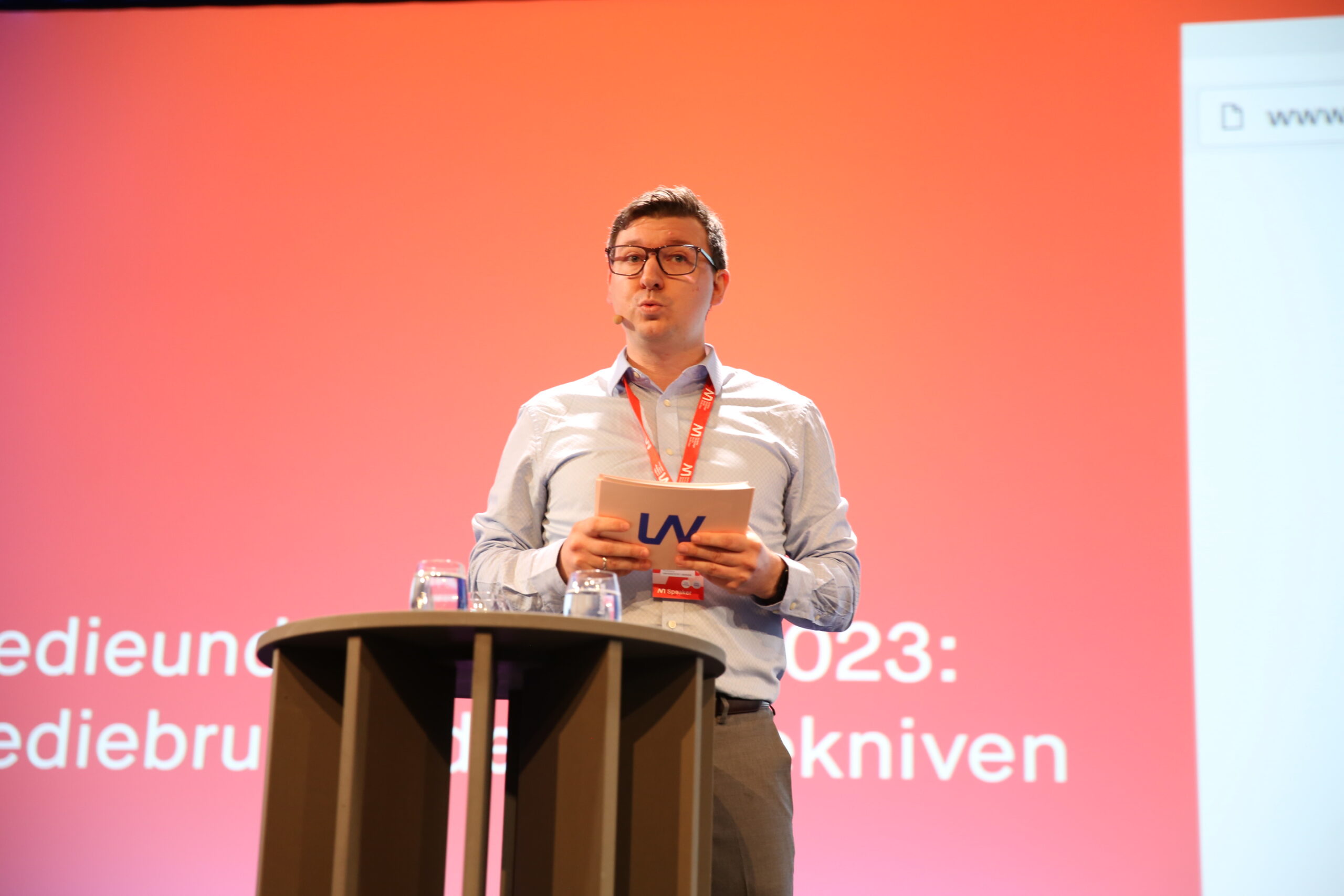 Eivind Ljøstad presenterer Medieundersøkelsen 2023 på Nordiske mediedager. (Foto: Aurora Henni Krogh.)