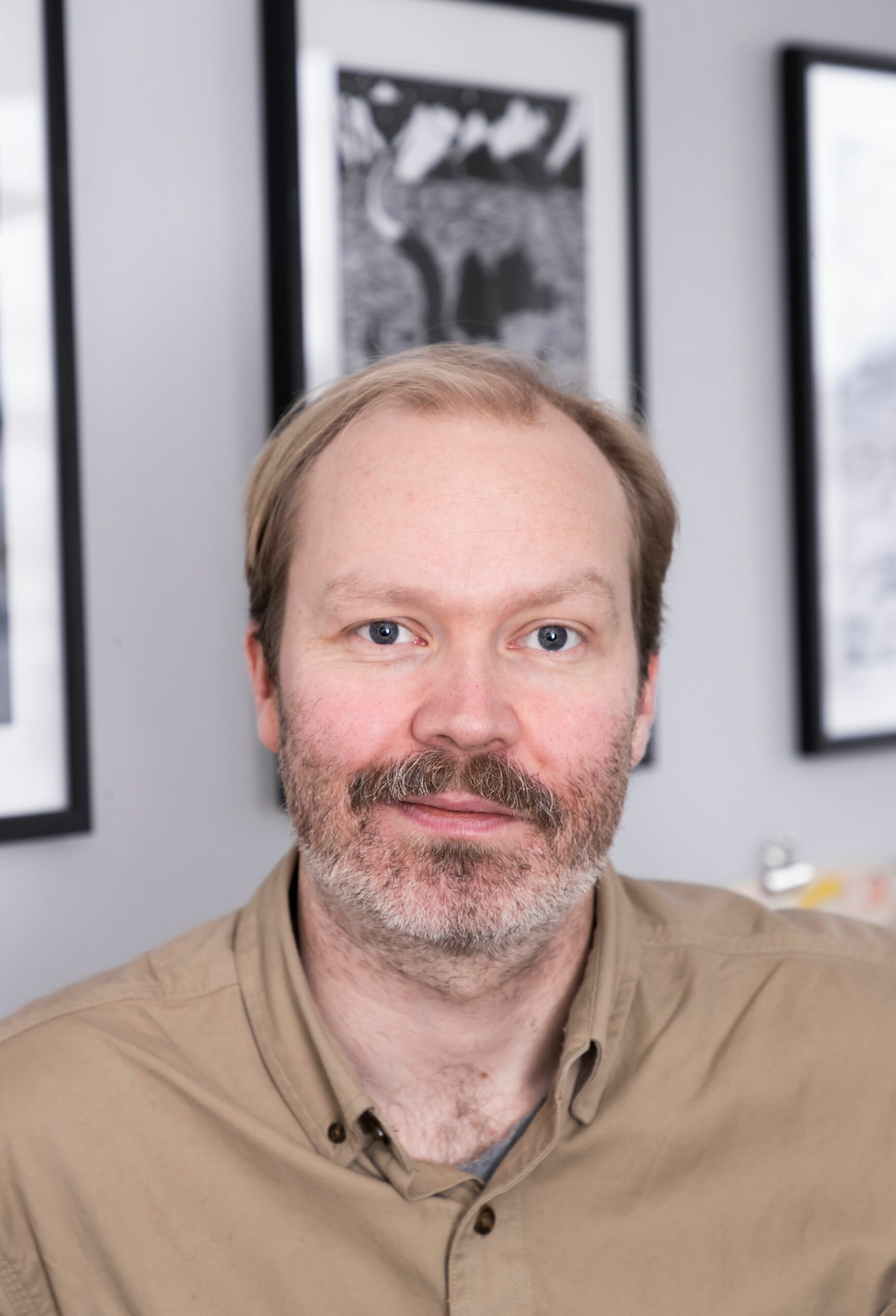 Illustratør, tegner, tegneserie. Tegneserieskaper og illustratør, Anders Kvammen, synes veiledende honorarsatser er et glimrende verktøy i møte med oppdragsgivere (Foto: Werner Juvik.)