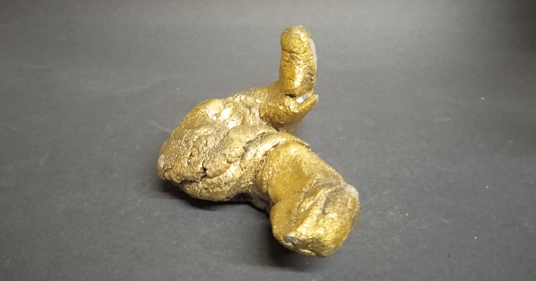 Kunstverket til Andrew J. Barton ser ut som en forgylt klump med avføring. (Foto: Andrew J. Barton.) 3 40:21