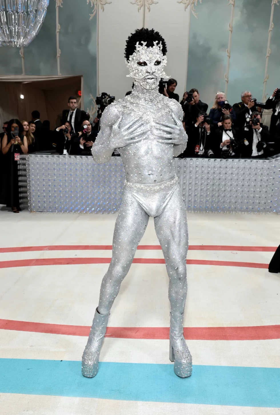 Country-rapper Lil Nas X har de siste årene blitt kjent som en risikotaker på den røde løperen, og Met-gallaen er intet unntak. (Foto: Vogue.)