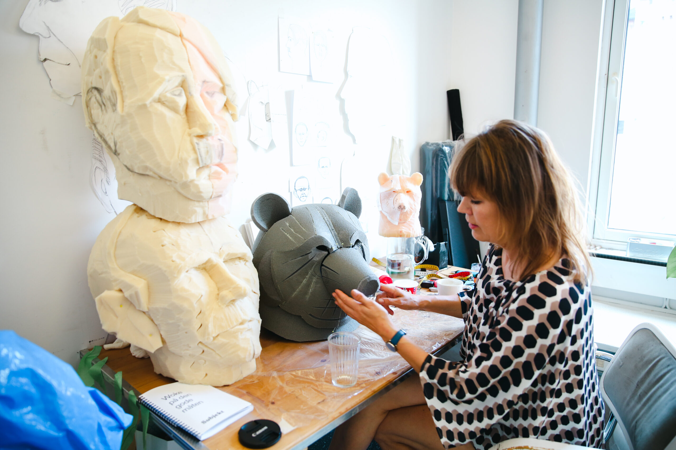 Kostymedesigner Anette Werenskiold ved arbeidsbenken sin. (Foto: Aurora Henni Krogh.)