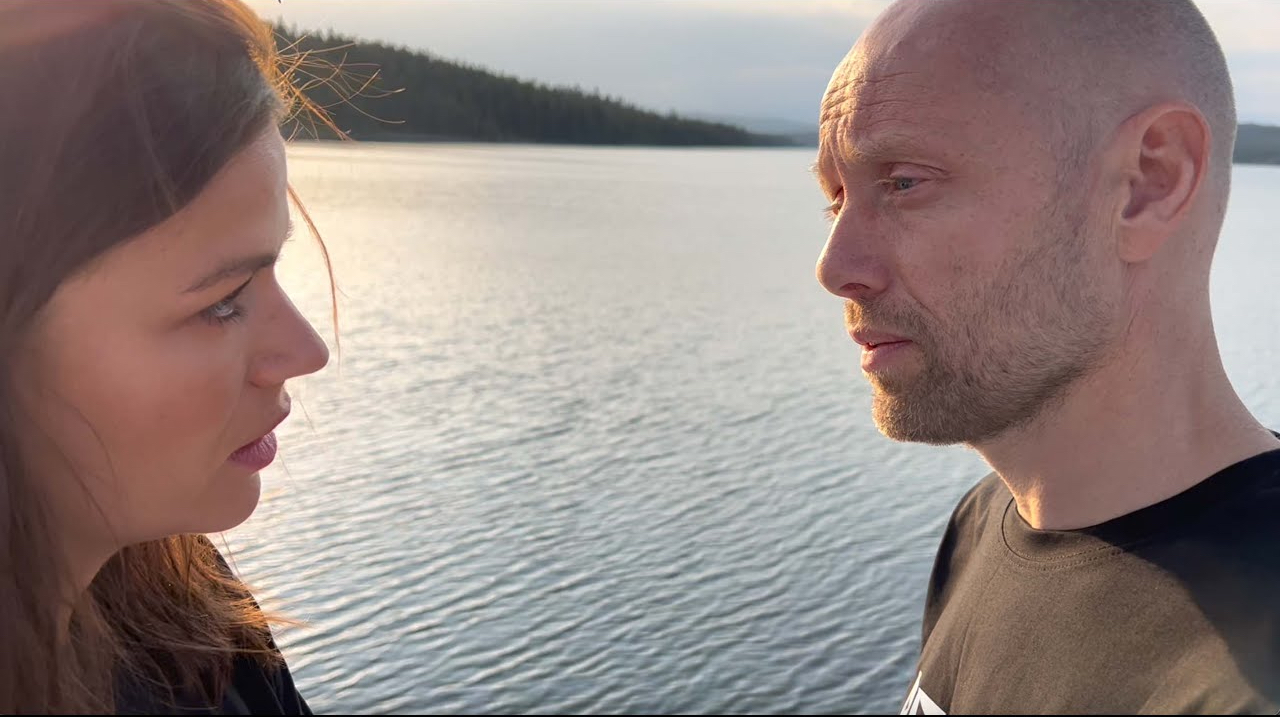 Emilia Roosmann (Ingrid) og Aksel Hennie (Peer Gynt) under prøvene til årets «Peer Gynt»-oppsetning på Gålå. (Foto: Presse.)