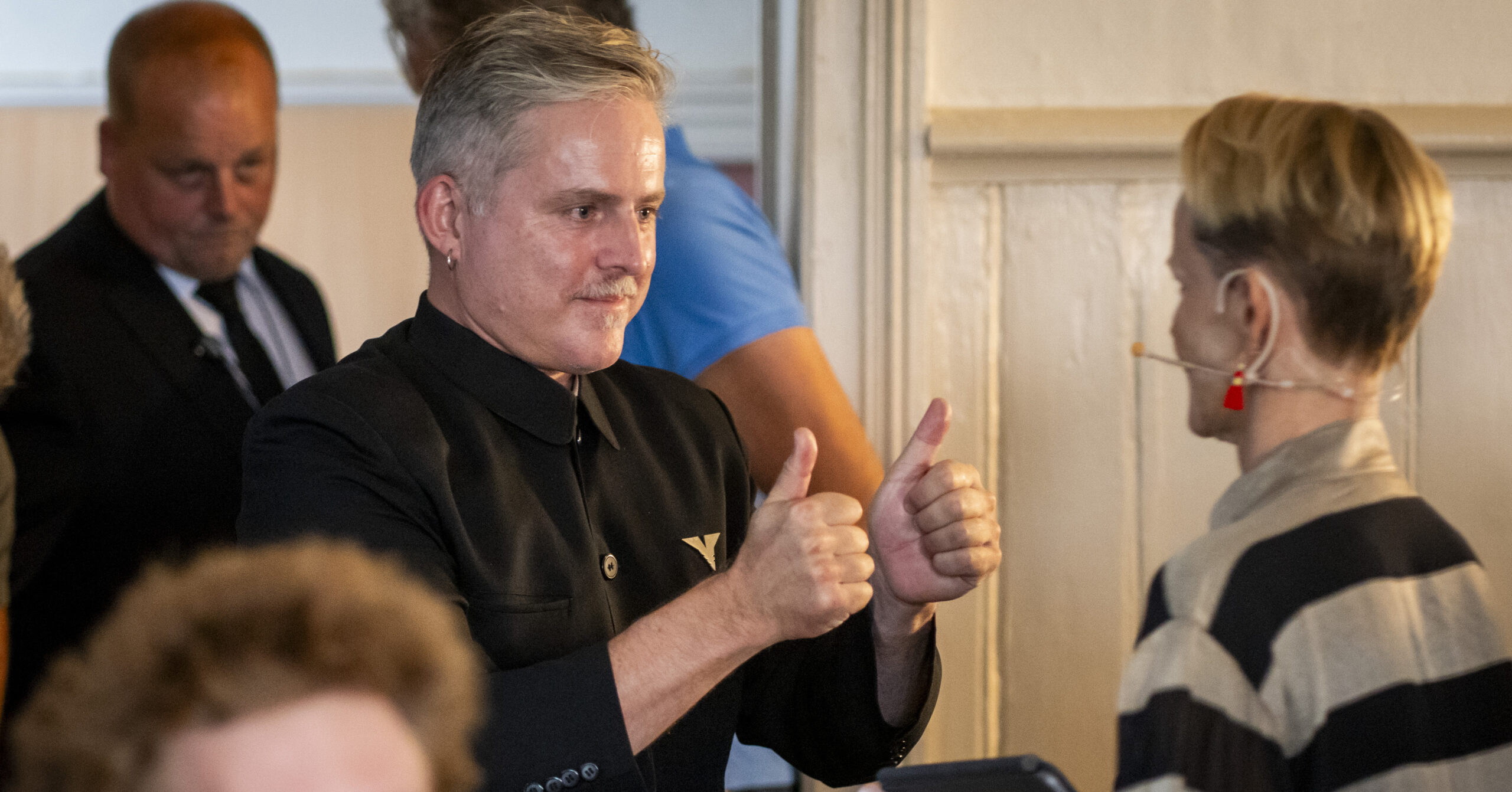 En redigeringsfeil kostet kunstner Laila Bertheussen (t.h.) og kurator Morten Traavik store summer. Senere har de fått noen av pengene tilbake, forteller Traavik. Her fra utstillingsåpningen på Galleri munken i Arendal, 15. august.(Foto: Heiko Junge/NTB.)