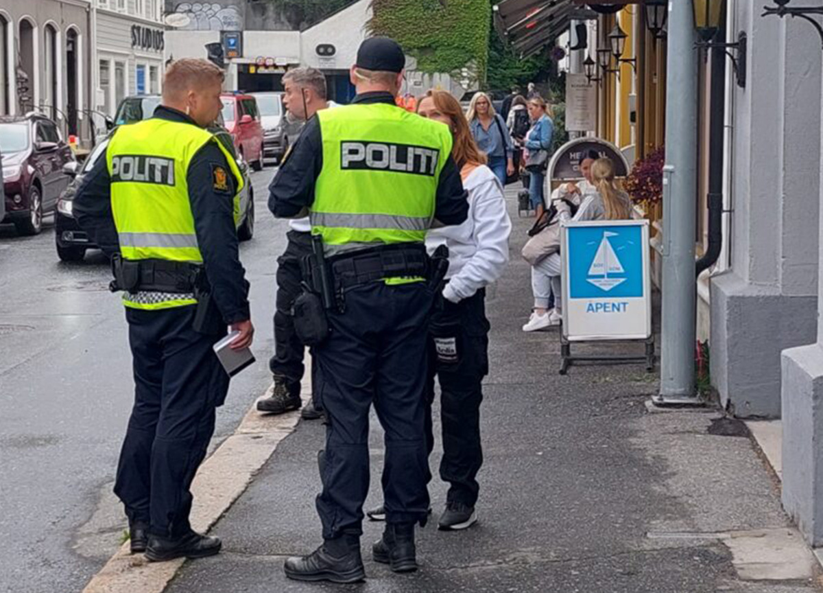 Mye politi og flere forskjellige grupperinger var til stede under Antirasistisk senters rapportlansering. (Foto: Torill Gustafson.)