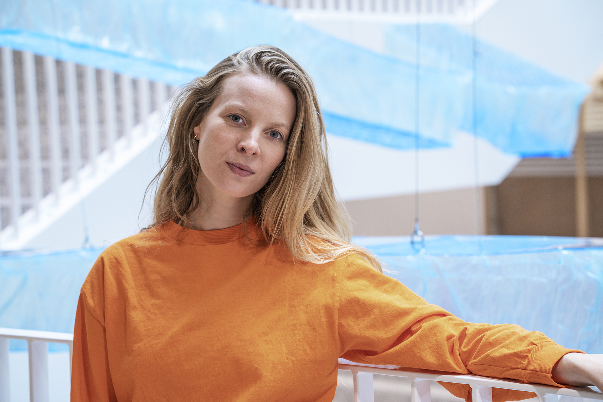 Tiril Hasselknippe under installasjonen av «Queens of the Tear Duct». (Foto: Espen Grønli/Koro.)