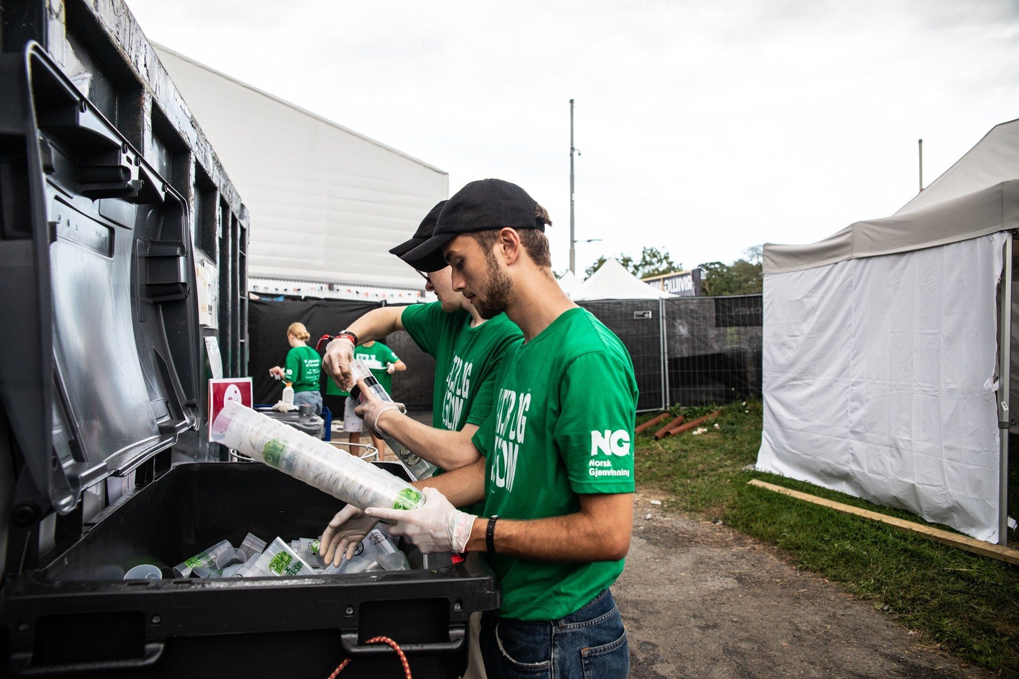 Gjenbruksglassene på Øyafestivalen. (Foto: Bjørnar Elvestad.)