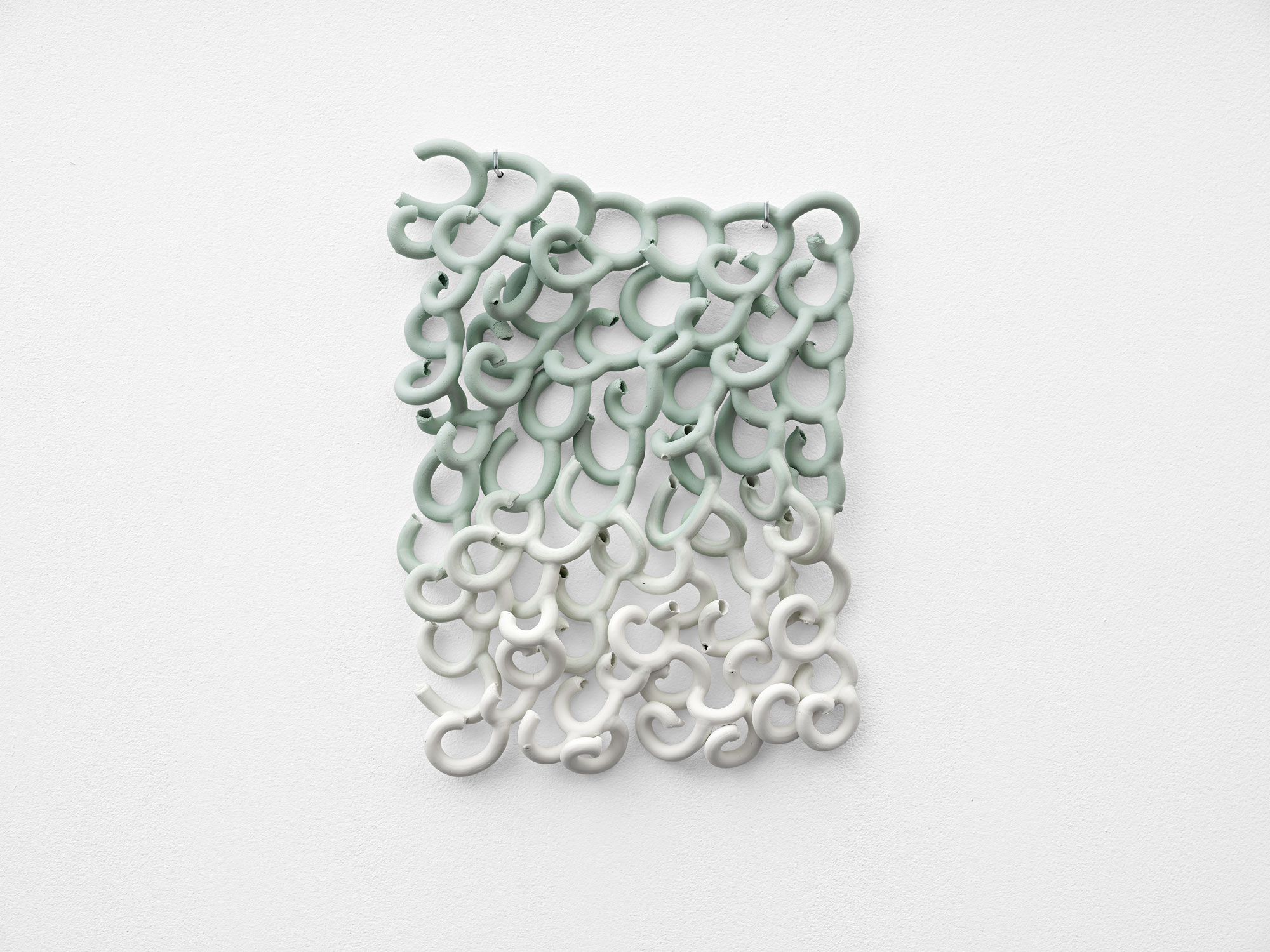 Mingshu Li viser verket «Green & White Flat». (Foto: Høstutstillingen.)