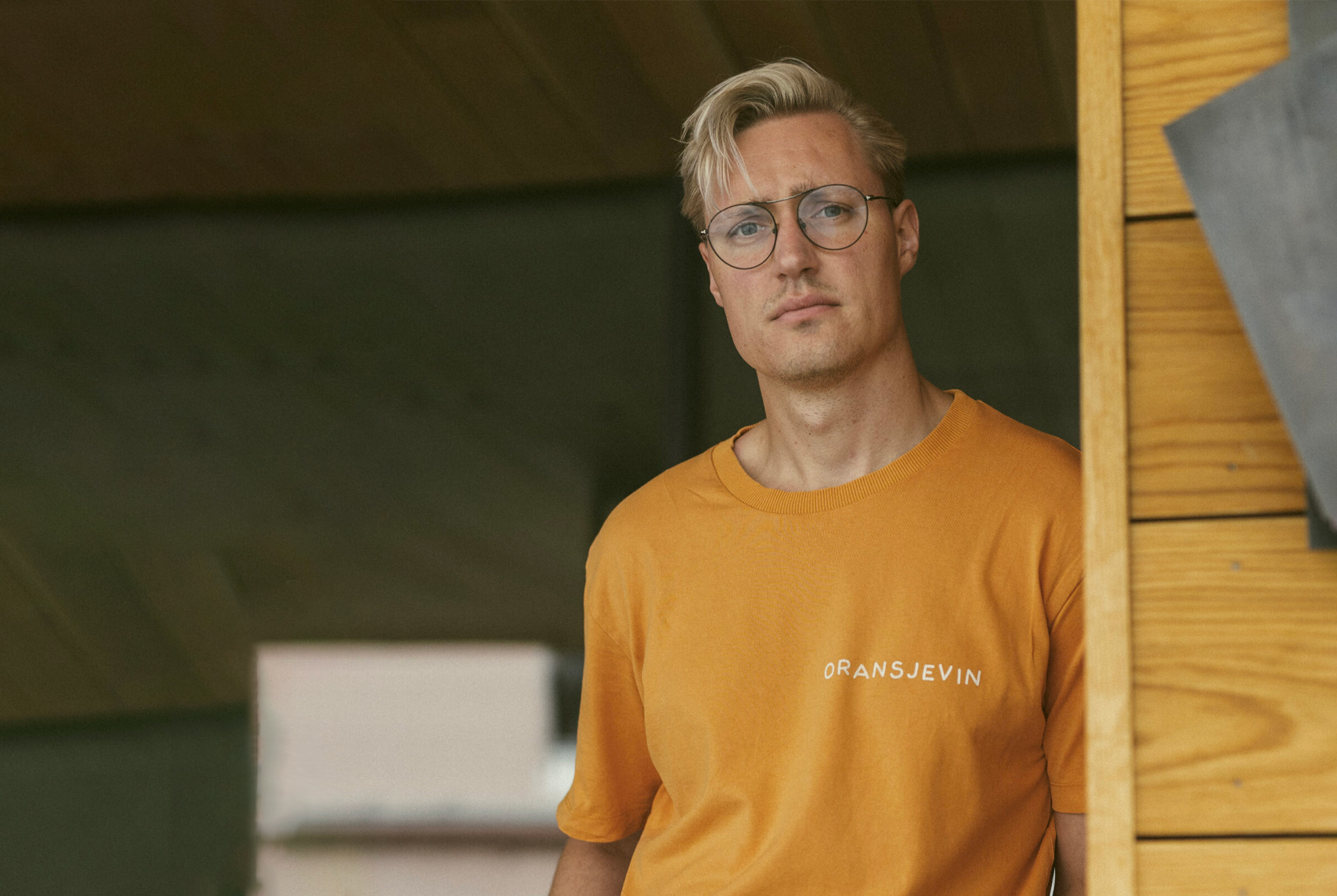 Han mener hvitvin kan bli kjedelig og rødvin kan bli tungt. Nå gjør Odin «Oransjevin» Ottem Berntsen suksess med oransjevin-festival i Oslo. (Foto: Martin Kaasa.) 2 3:2