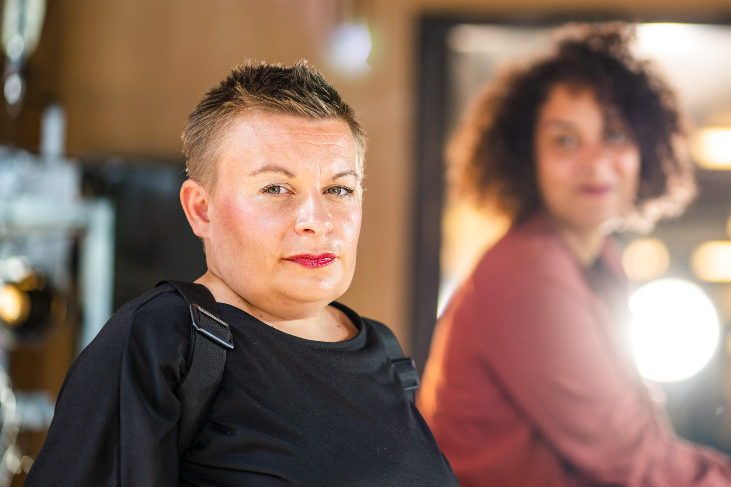 Oslo 20200819. Teaterregissør Kjersti Horn og skuespiller, dramatiker og forfatter Camara Lundestad Joof er til stede når Riksteatret presenterer sitt program for høsten 2020/våren 2021. Presentasjonen finner sted på Riksteatrets hovedscene i Nydalen i Oslo onsdag. Foto: Håkon Mosvold Larsen / NTB