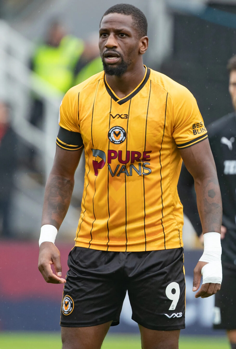 Spissen på Newport, Omar Bogle sto for begge målene da de slo Gillingham 2–0. Det ble siste hjemmekamp for én Gillingham-tilhenger. (Foto: Athena.) rasistisk gillingham newport bogle fotballkamp