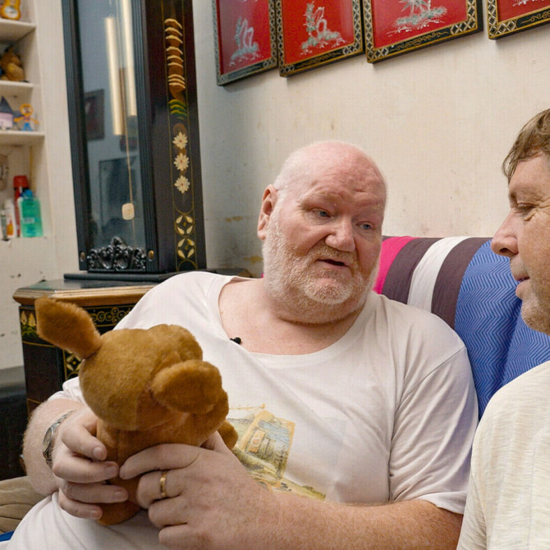 Hovedperson Jan-Egil «Bamsegutt» Granfoss og programleder Tore Strømøy. (Foto: NRK.)