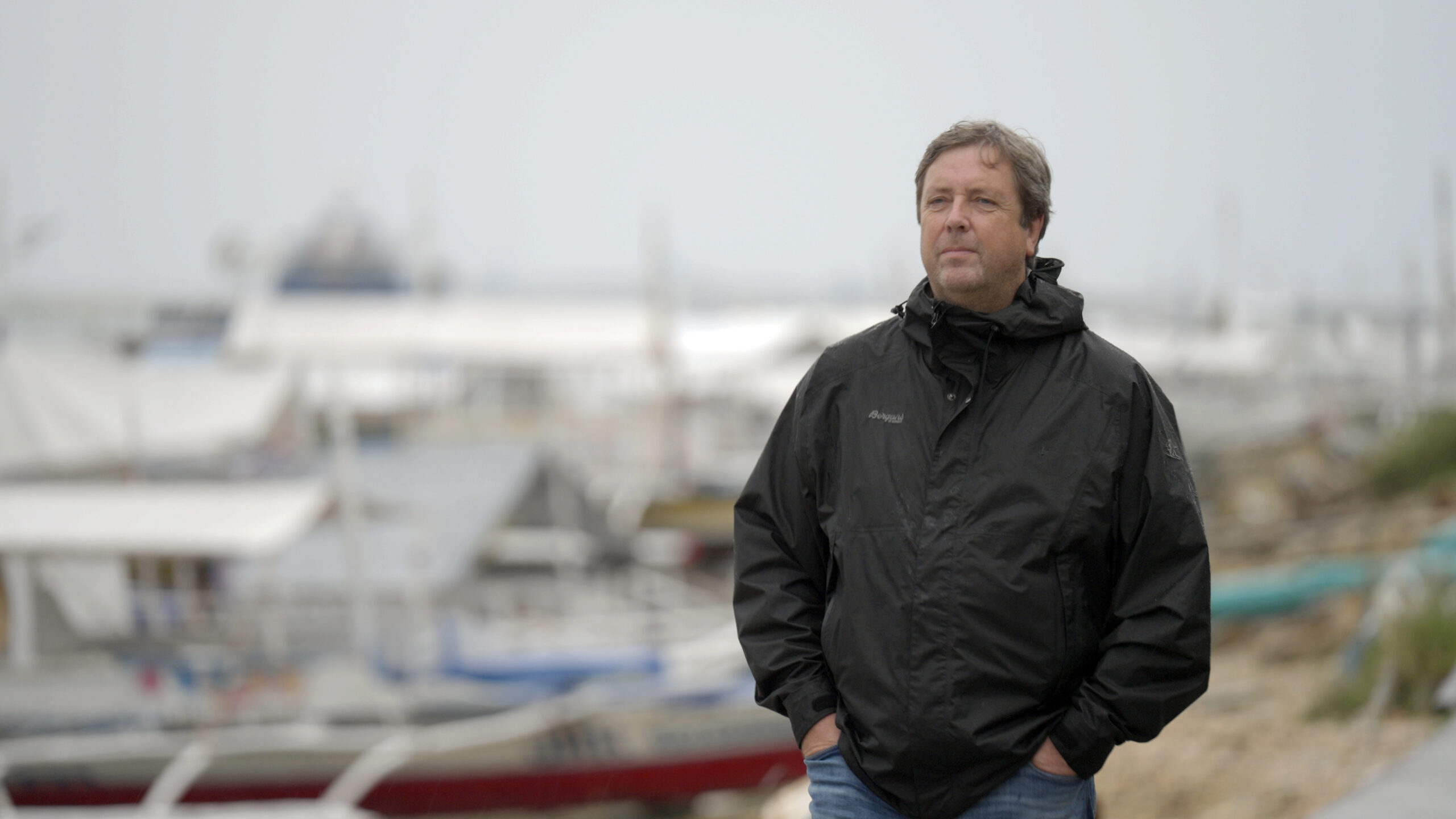 Tore Strømøy på Filippinene i forbindelse med innspilling av dokumentaren Ingen elsker Bamsegutt (Foto: Kjetil Nesgård/NRK.)