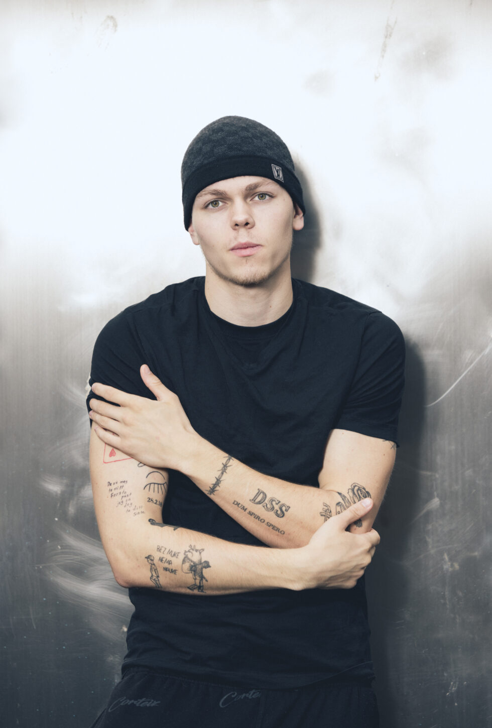 Forfatter Oliver Lovrenski debuterte i høst med oppvekstromanen «Da vi var yngre». (Foto: Jarli og Jordan.)