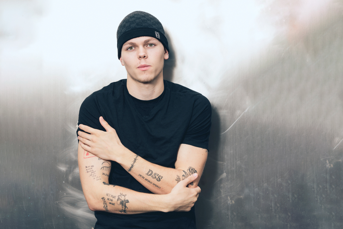 Forfatter Oliver Lovrenski debuterte i høst med oppvekstromanen «Da vi var yngre». (Foto: Jarli og Jordan.)