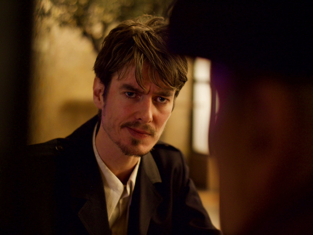 Multikunstner Jonathan Chedeville som sulten kunstmaler i «Sult 2020». (Foto: Presse.)