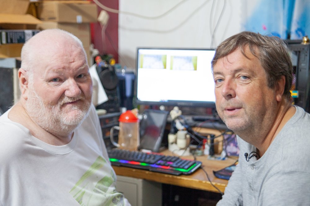 Hovedperson Jan-Egil «Bamsegutt» Granfoss og programleder Tore Strømøy. (Foto: Jon Arne Hoff Johansen/NRK.)