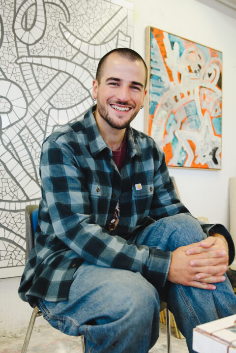 Mosaikk-kunstner Julius Karoubi har separatutstilling ved Hos Arne for andre gang. (Foto: Aurora Henni Krogh.)