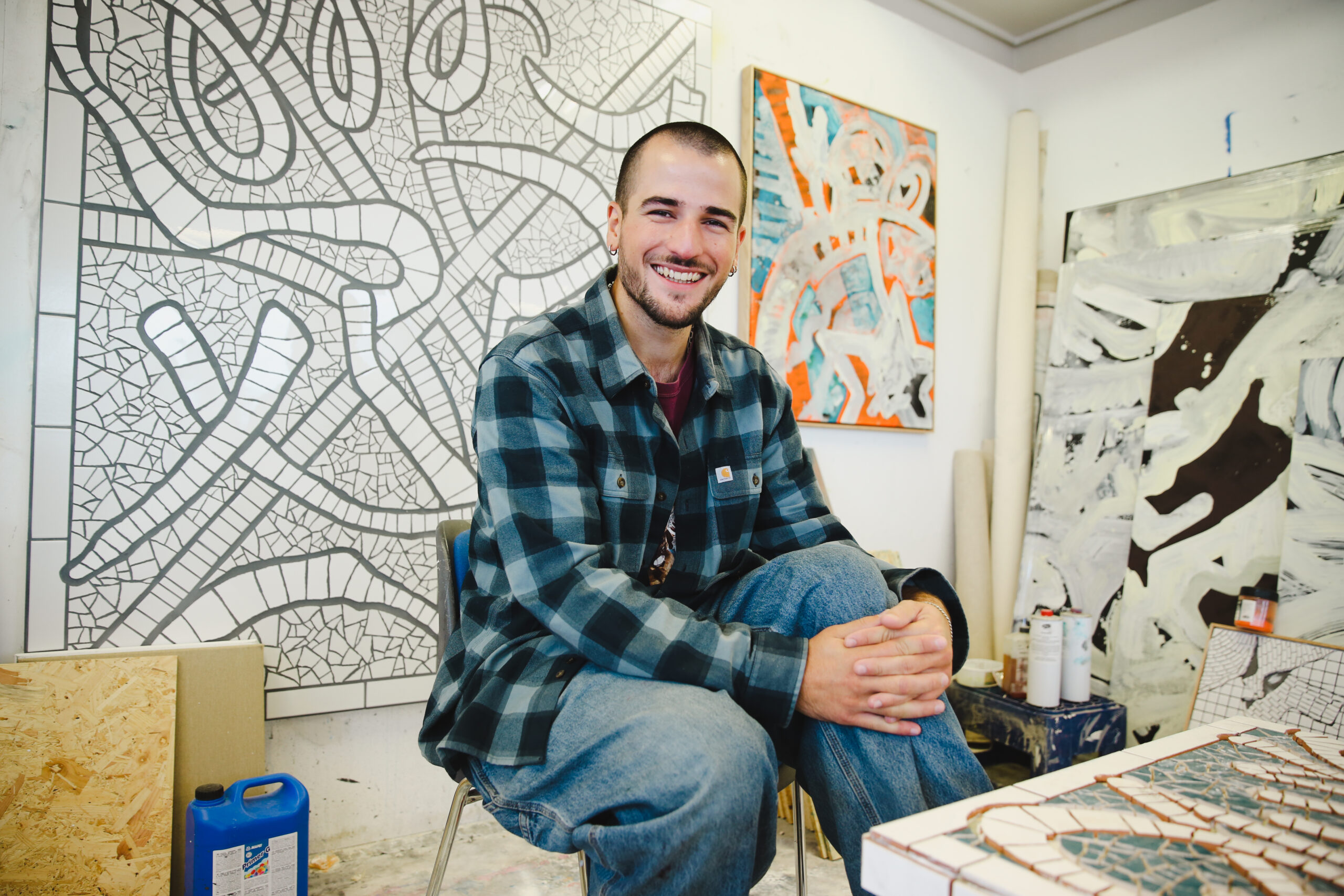 Mosaikk-kunstner Julius Karoubi har separatutstilling ved Hos Arne for andre gang. (Foto: Aurora Henni Krogh.)