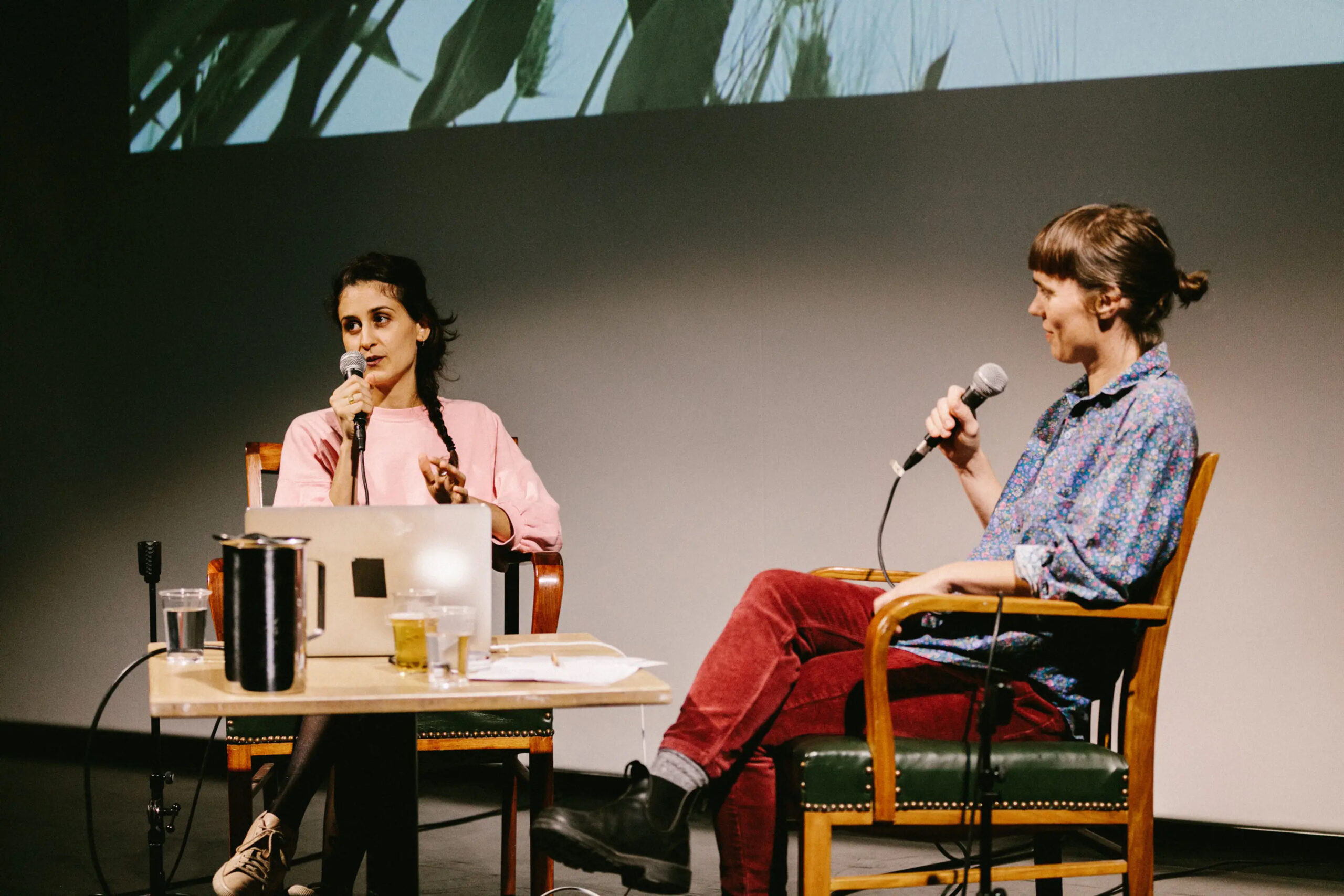 Jumana Manna i samtale med Marte Vold i en tidligere anledning. (Foto: Kunstnernes hus.)