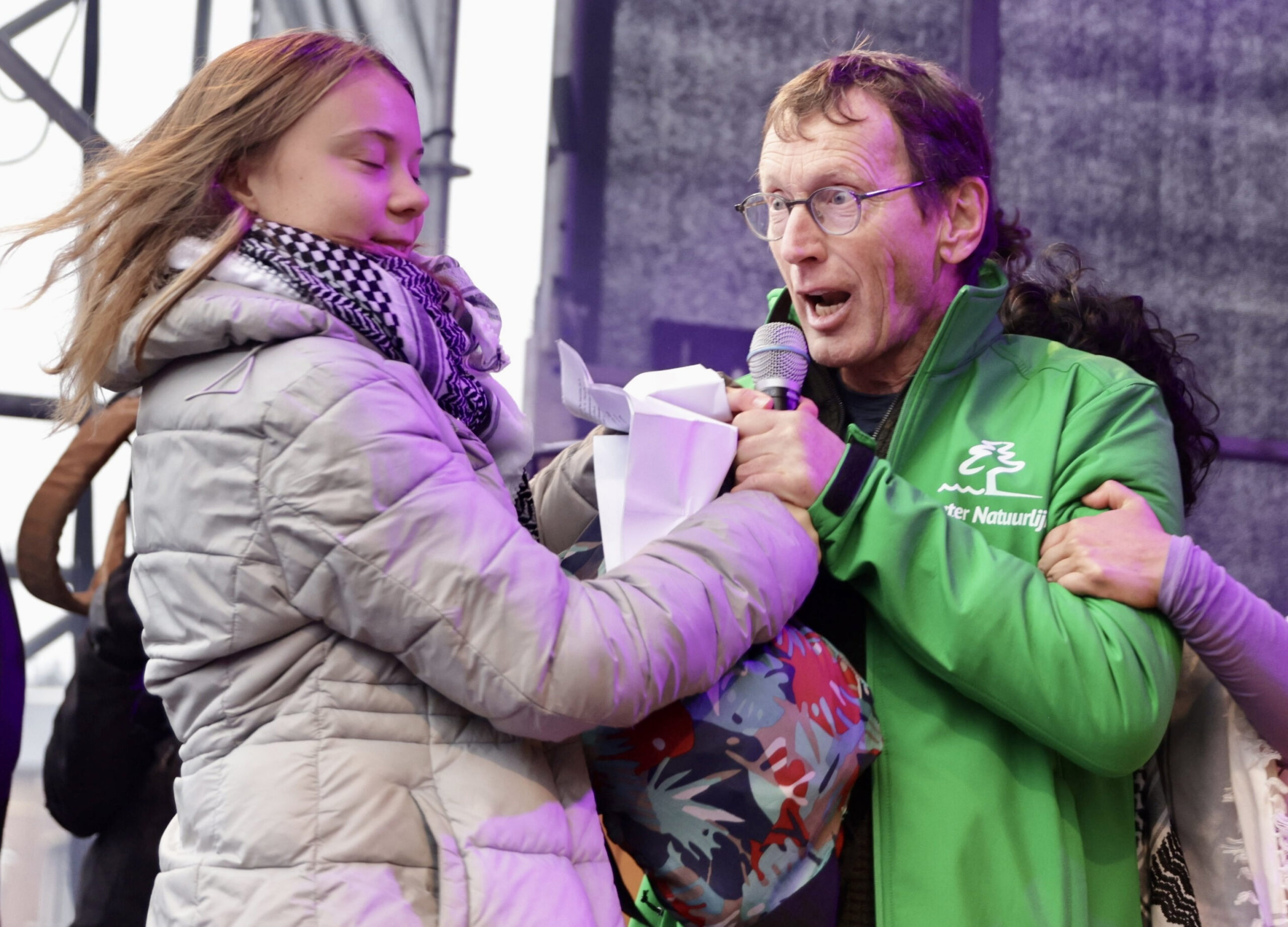 Klimademonstrant avbryter Greta Thunberg i Amsterdam. (Skjermbilde: The Telegraph.)