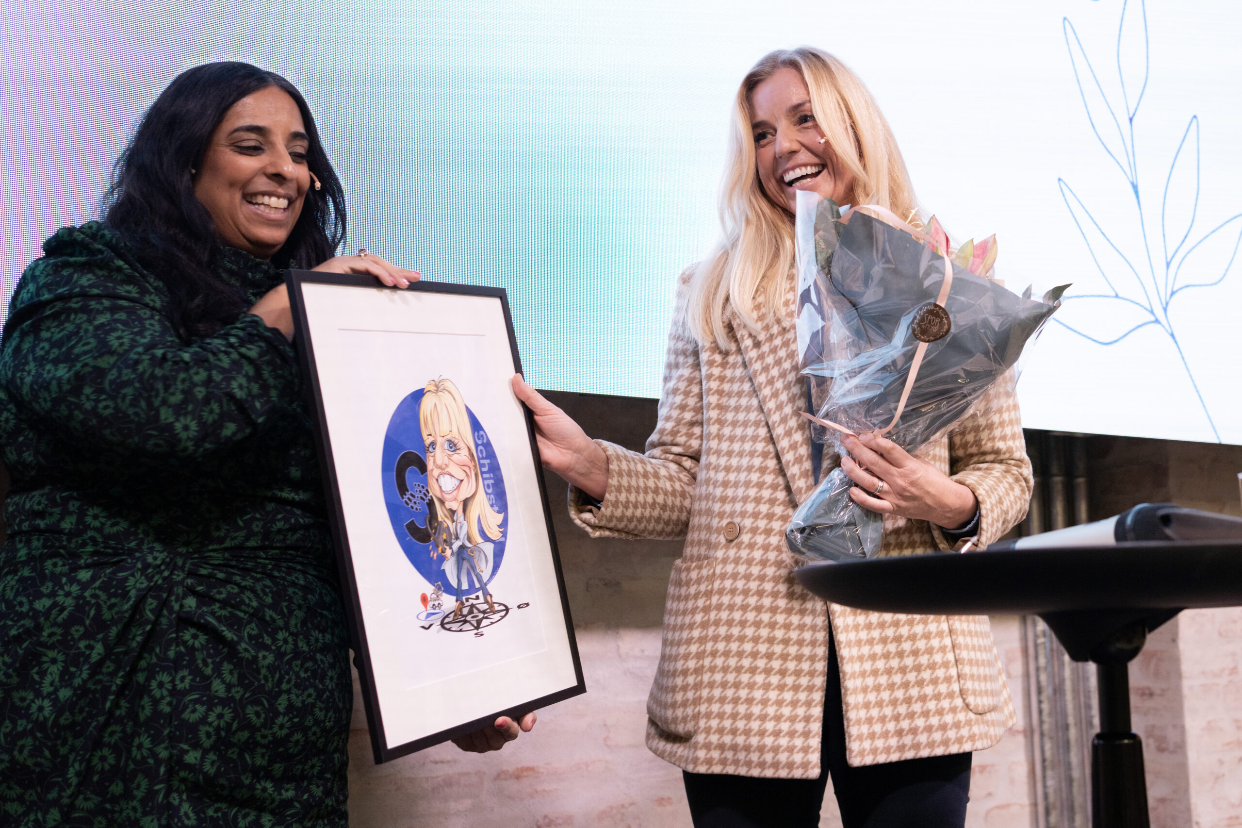 Oslo 20231115. Kultur- og likestillingsminister Lubna Jaffery (Ap) (t.v.) deler ut prisen til Ingvild Næss som er årets kvinnelige medieleder. Foto: Terje Bendiksby / NTB