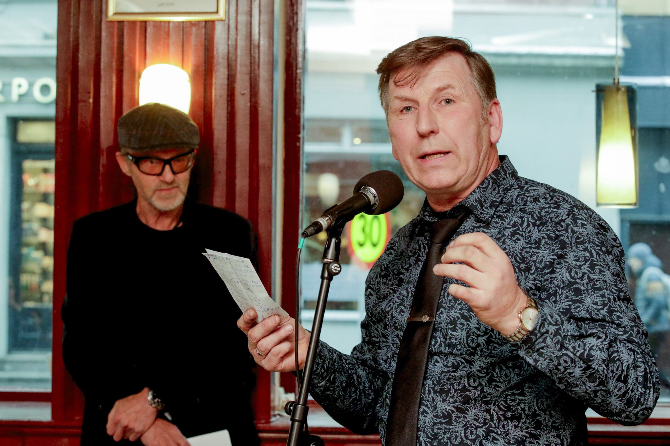 Jon Tore Tornes får Harry Hole Stiftelsens Årets Ålreite fyr-pris 2023 av Jo Nesbø. (Foto: Emilie Holtet/NTB.)