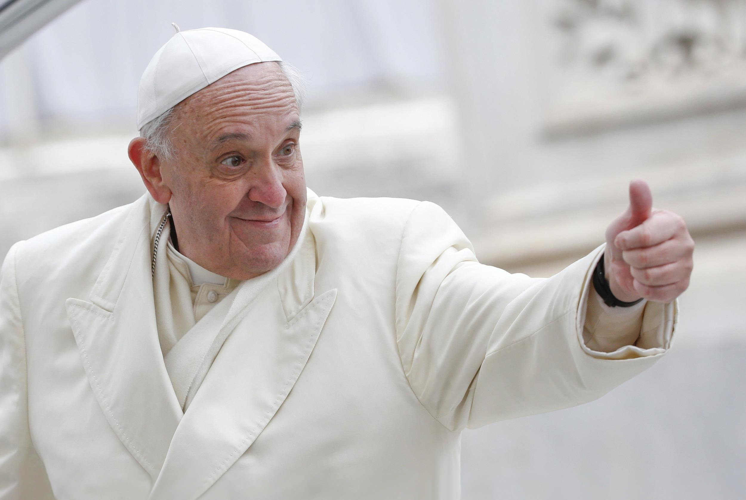 Paven gir tommel opp. (Foto- Presse.) transpersoner, paven, pave Frans, Den katolske kirke