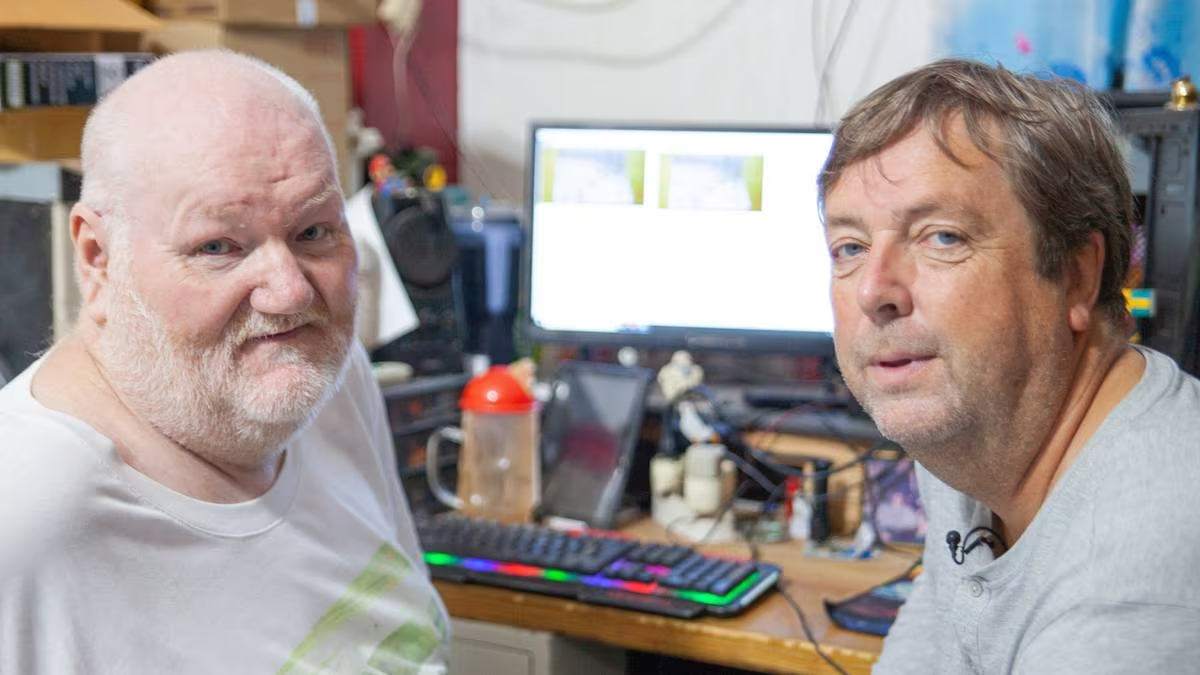 Tore Strømøy hjemme hos Jan-Egil Bamsegutt Granfoss på Filippinene. (Foto: Jon Arne Hoff Johansen/NRK.)