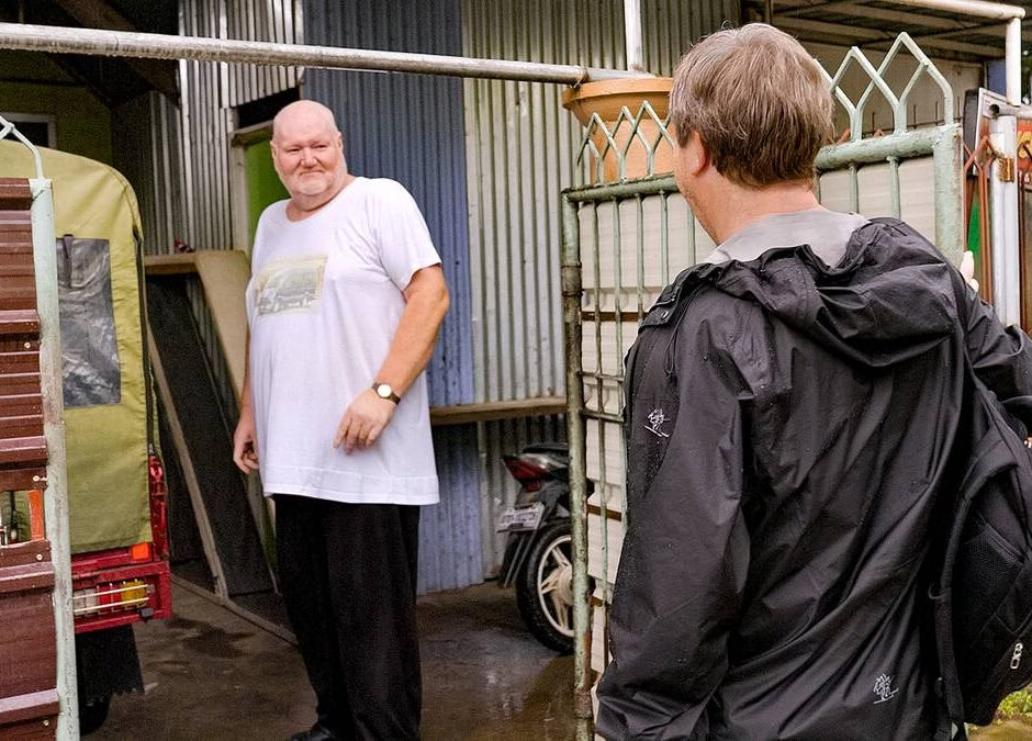 Tore Strømøy og Jan-Egil Granfoss utenfor hjemmet til Bamsegutt og familien på Filippinene. (Foto: Kjetil Nesgård/NRK.)