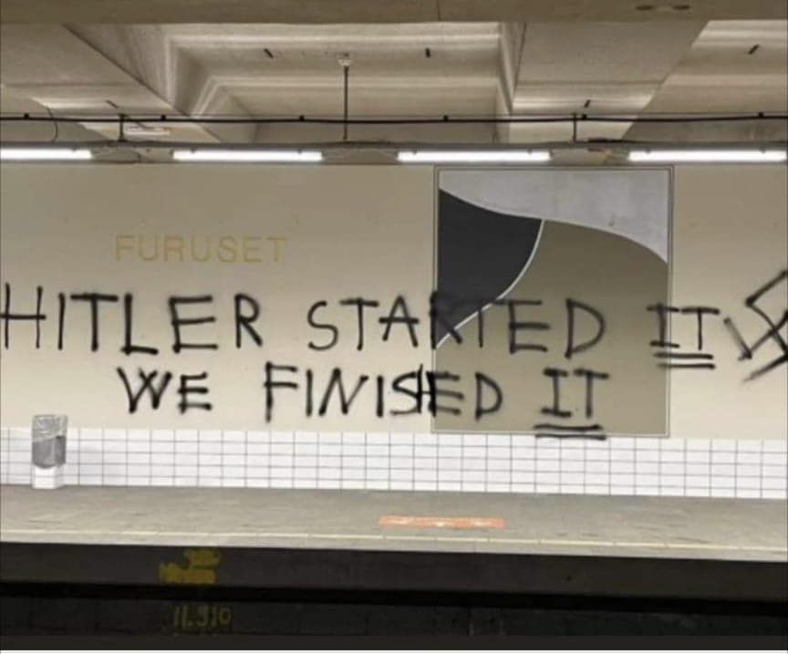 Denne taggingen på t-banestasjonen på Furuset har vekket mange reaksjoner. (Foto: Instagram.)