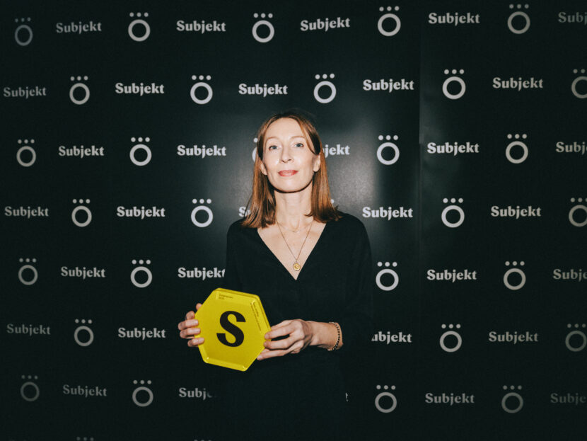 Kurator ved Kistefos, Kate Smith, tok imot prisen på vegne av kunstner og prisvinner Tony Cragg. (foto: Håkon Paulsen.)