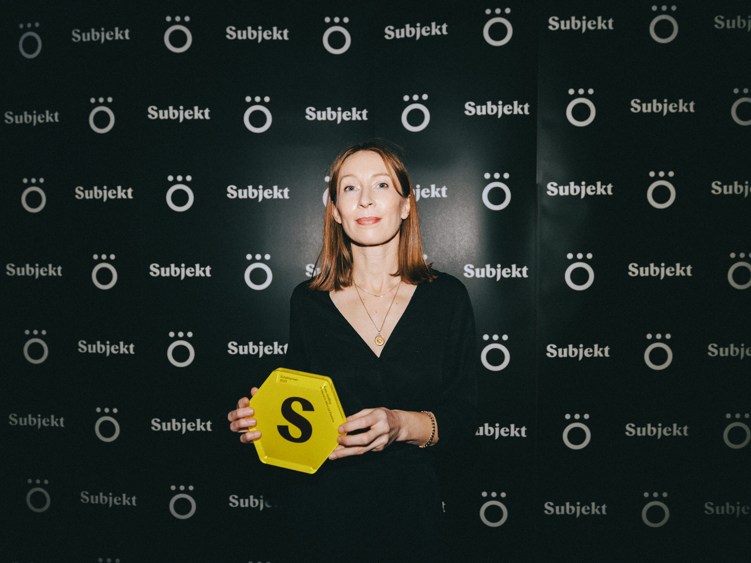 Kurator ved Kistefos, Kate Smith, tok imot prisen på vegne av kunstner og prisvinner Tony Cragg. (foto: Håkon Paulsen.)