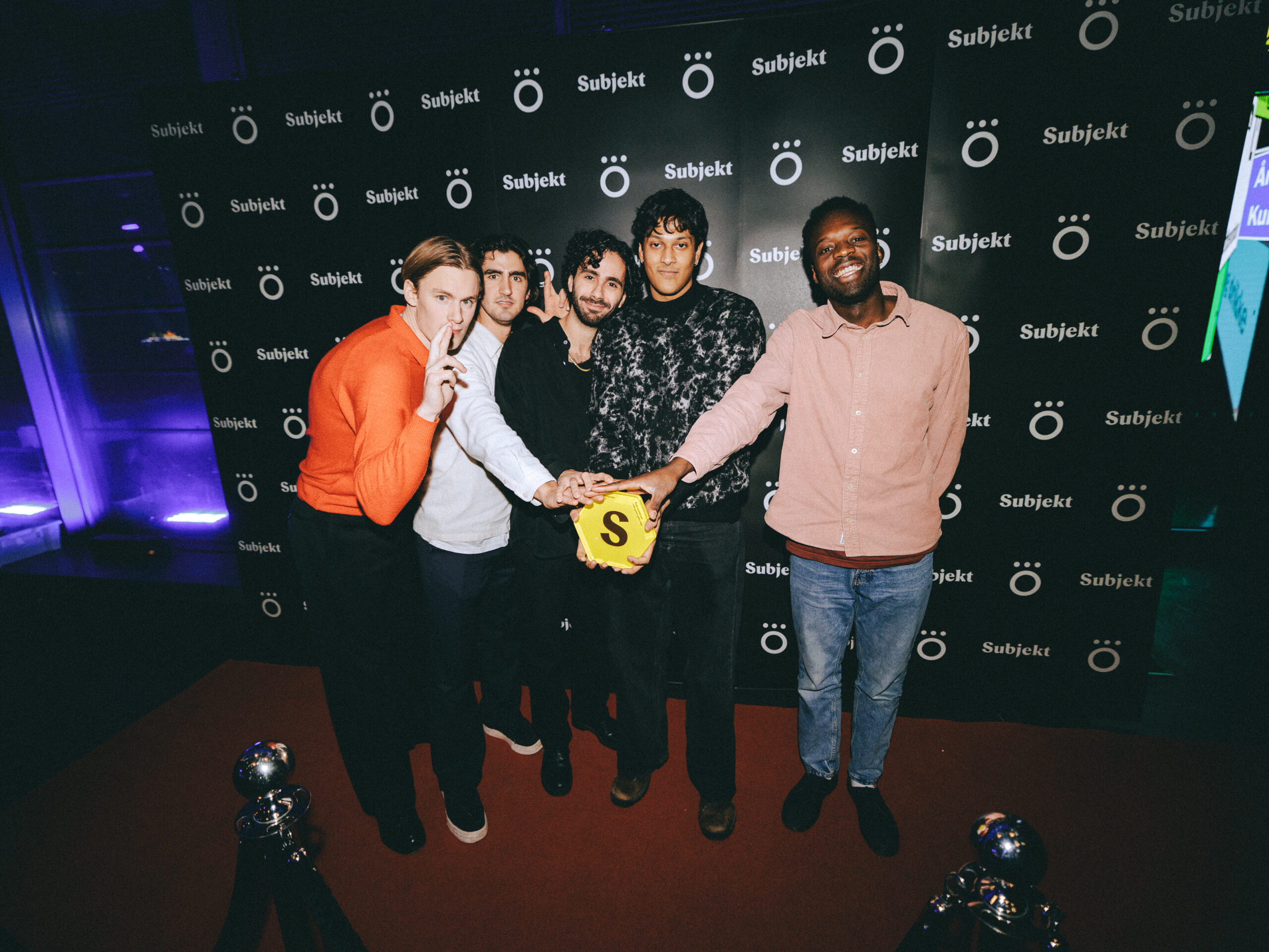 Vinnerne for «Sorte gutter gråter ikke» av Tani Dibasey, m. fl. på Hos Arne. (Foto: Håkon Paulsen.)