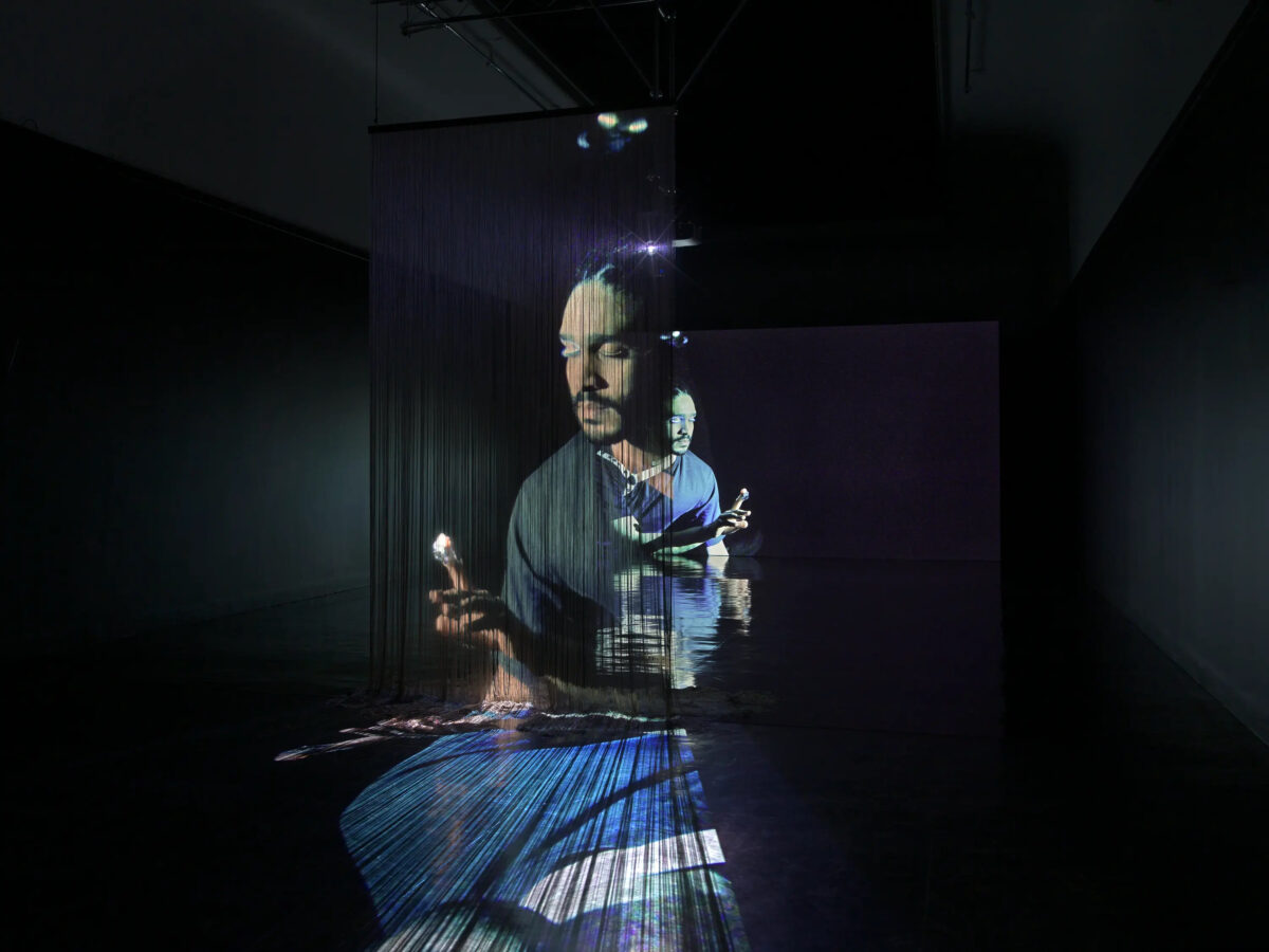 Pauline Boudry / Renate Lorenz, installasjonsbilde: Walk Silently in the Dark Until Your Feet Become Ears, Kunstnernes Hus, 2023. Foto: Annik Wetter.