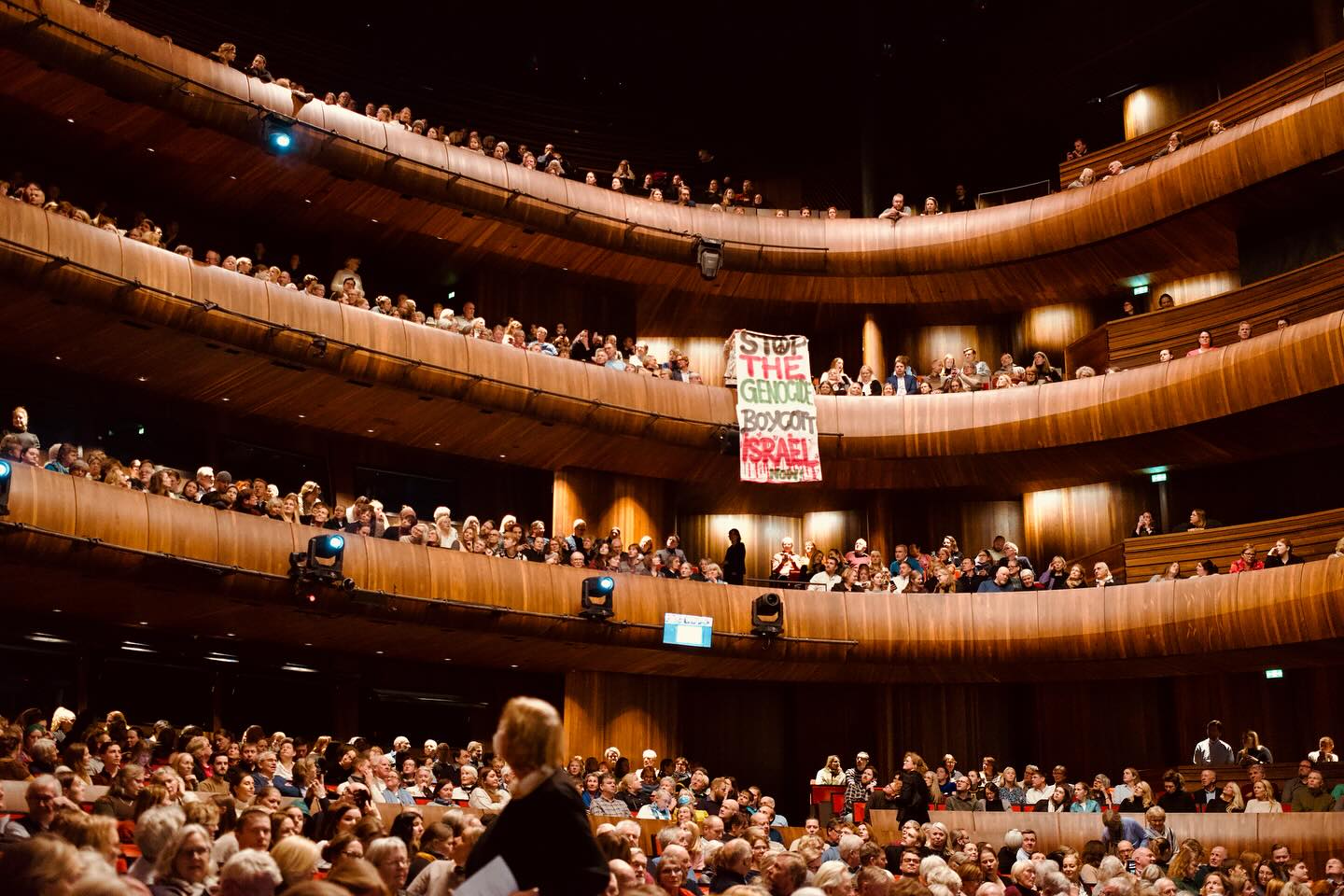 Banneraksjon inne på Operaen får både ros og ris. Og støtte fra Palestinakomiteen. (Foto: Palestinakomiteen.)