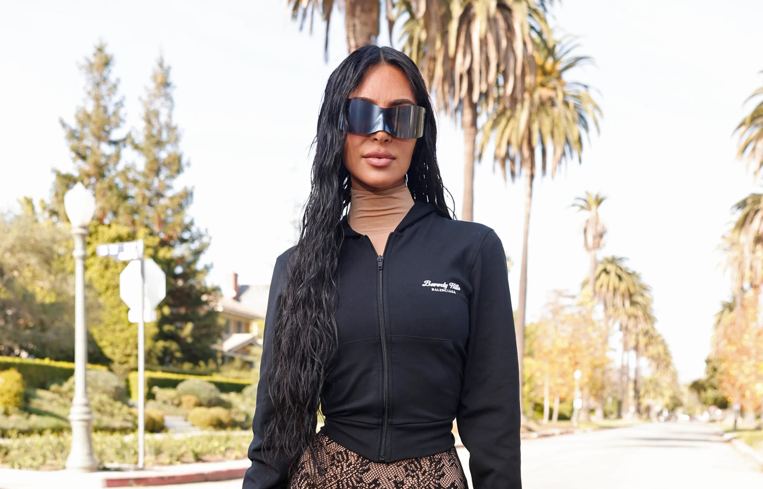 Kim Kardashian under Balenciagas Vår/sommer-visning i Los Angeles. (Foto: The Sun.)