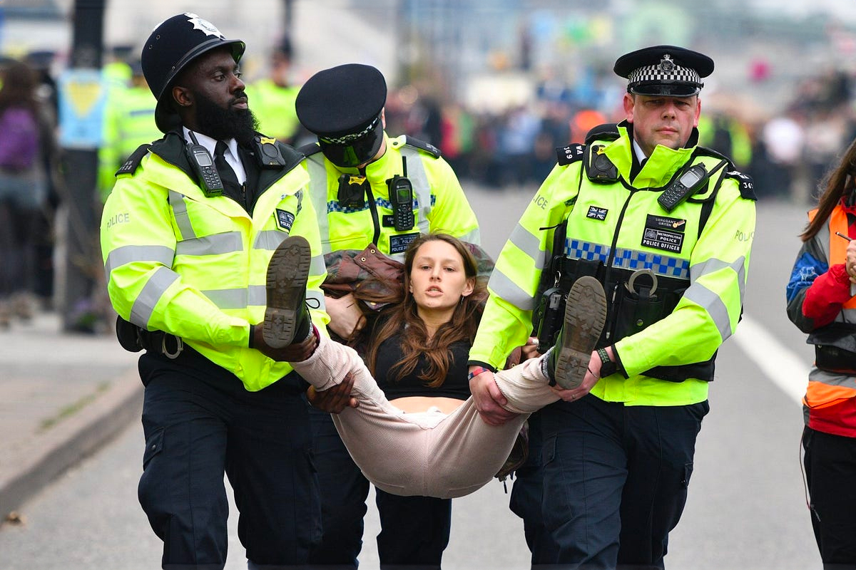 Klimaaktivister bæres bort etter en Extinction Rebellion-demonstrasjon i London. (Foto: Getty.)