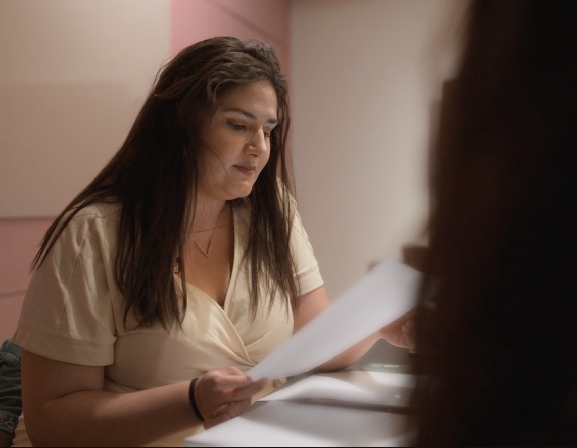 Sarah Gaulin i Brennpunkt-serien «Ære». (Foto: Skjermbilde NRK TV.)