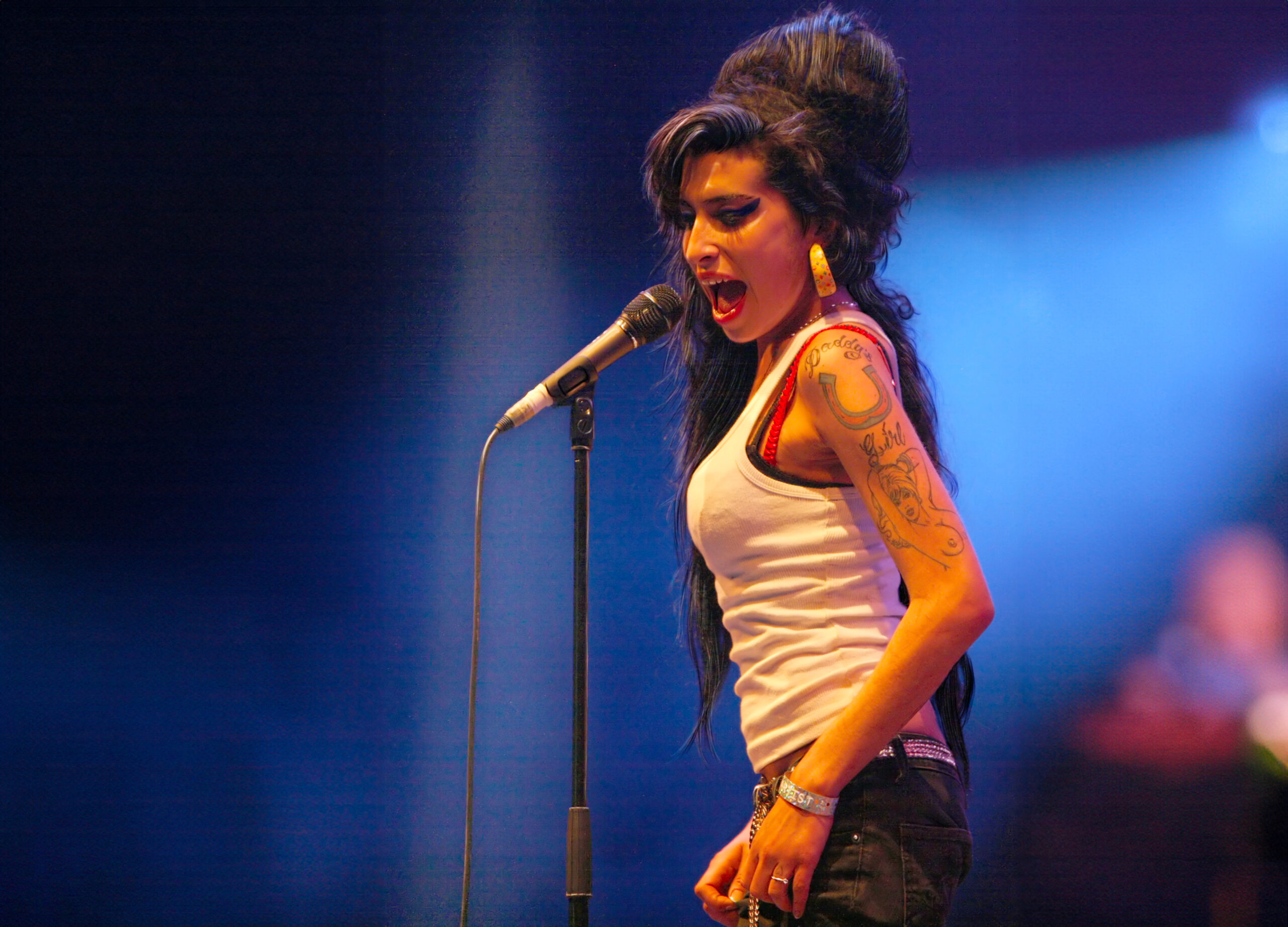 Amy Winehouse på en konsert i 2007. (Foto- Wikimedia Commons.) 1 25:18
