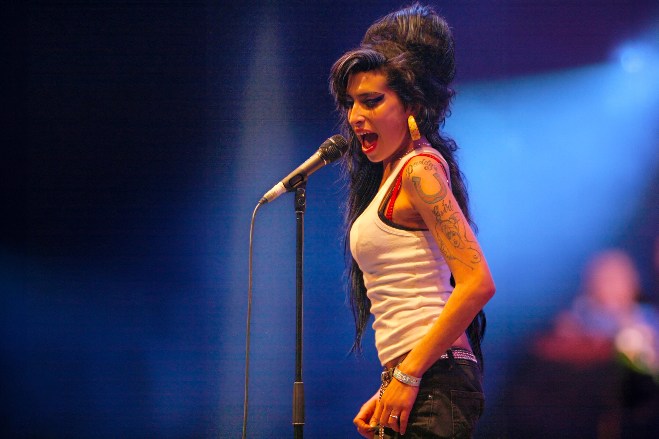 Amy Winehouse på en konsert i 2007. (Foto: Wikimedia Commons.) 2 3:2