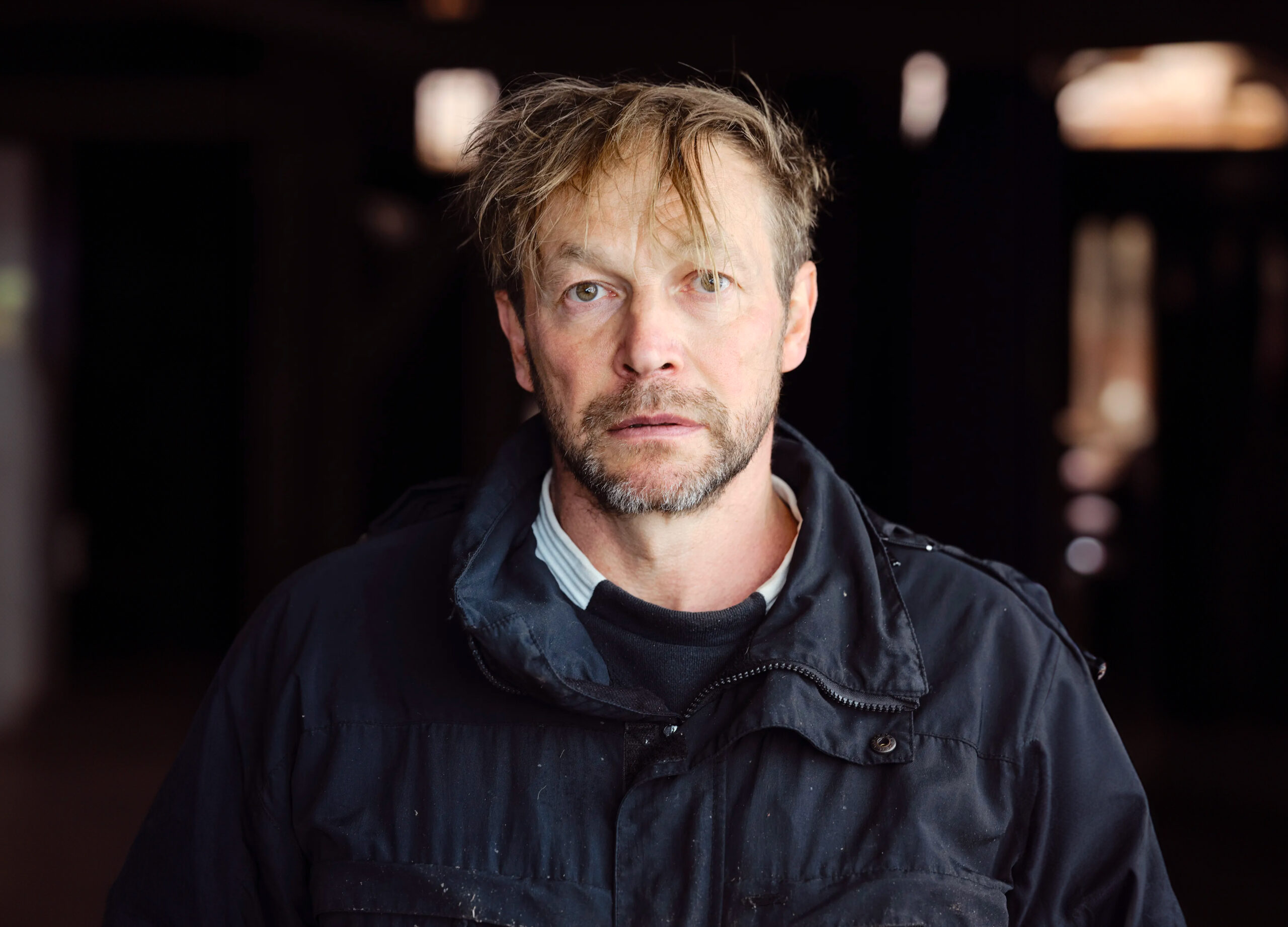 Andrei Molodkin og hans kunstnerkollegaer forsøker å beskytte Julian Assange via kunst i en banksafe. De truer med ødeleggelse. (Foto: Markel Redondo/REA/Redux.)