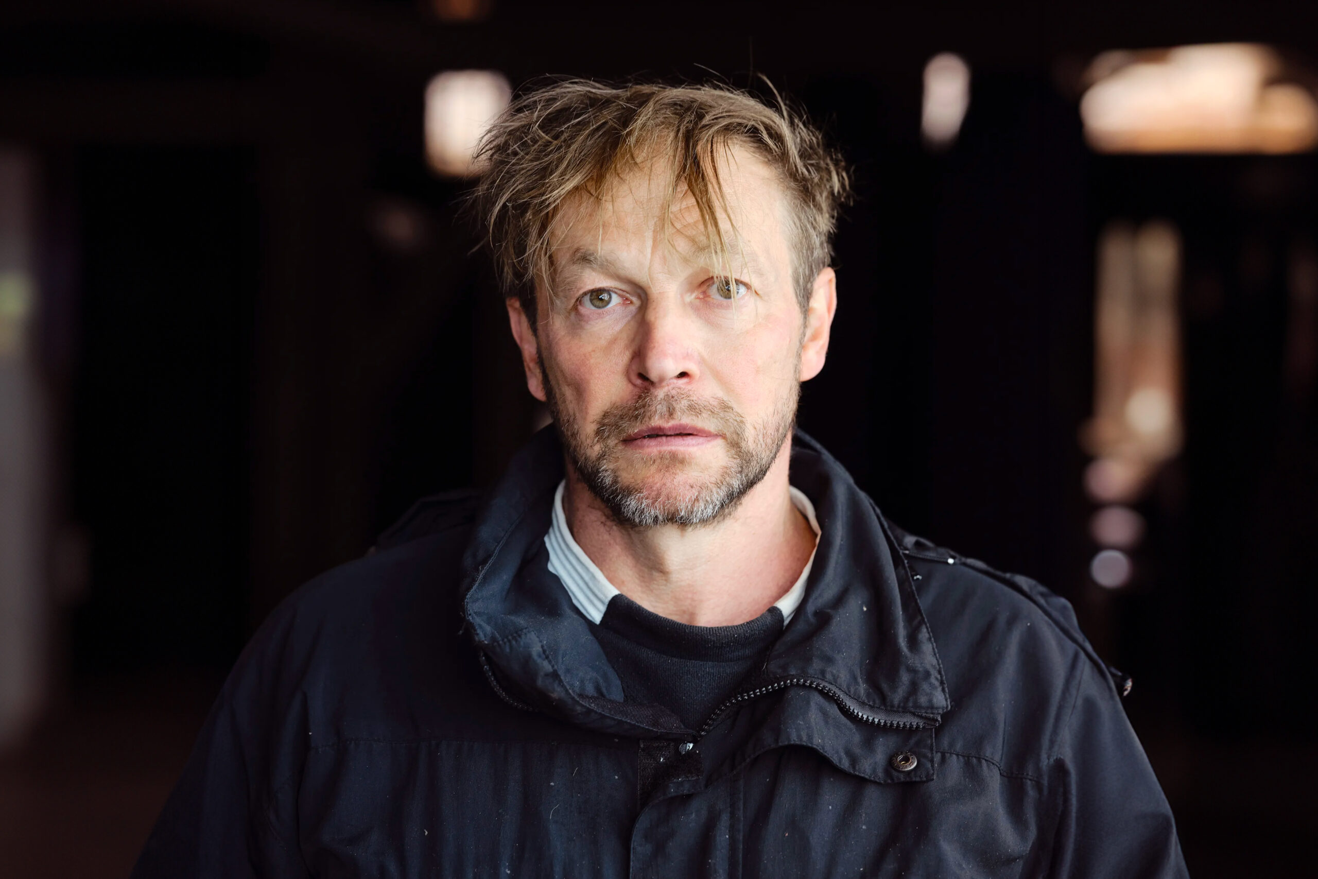 Andrei Molodkin og hans kunstnerkollegaer forsøker å beskytte Julian Assange via kunst i en banksafe. De truer med ødeleggelse. (Foto: Markel Redondo/REA/Redux.)