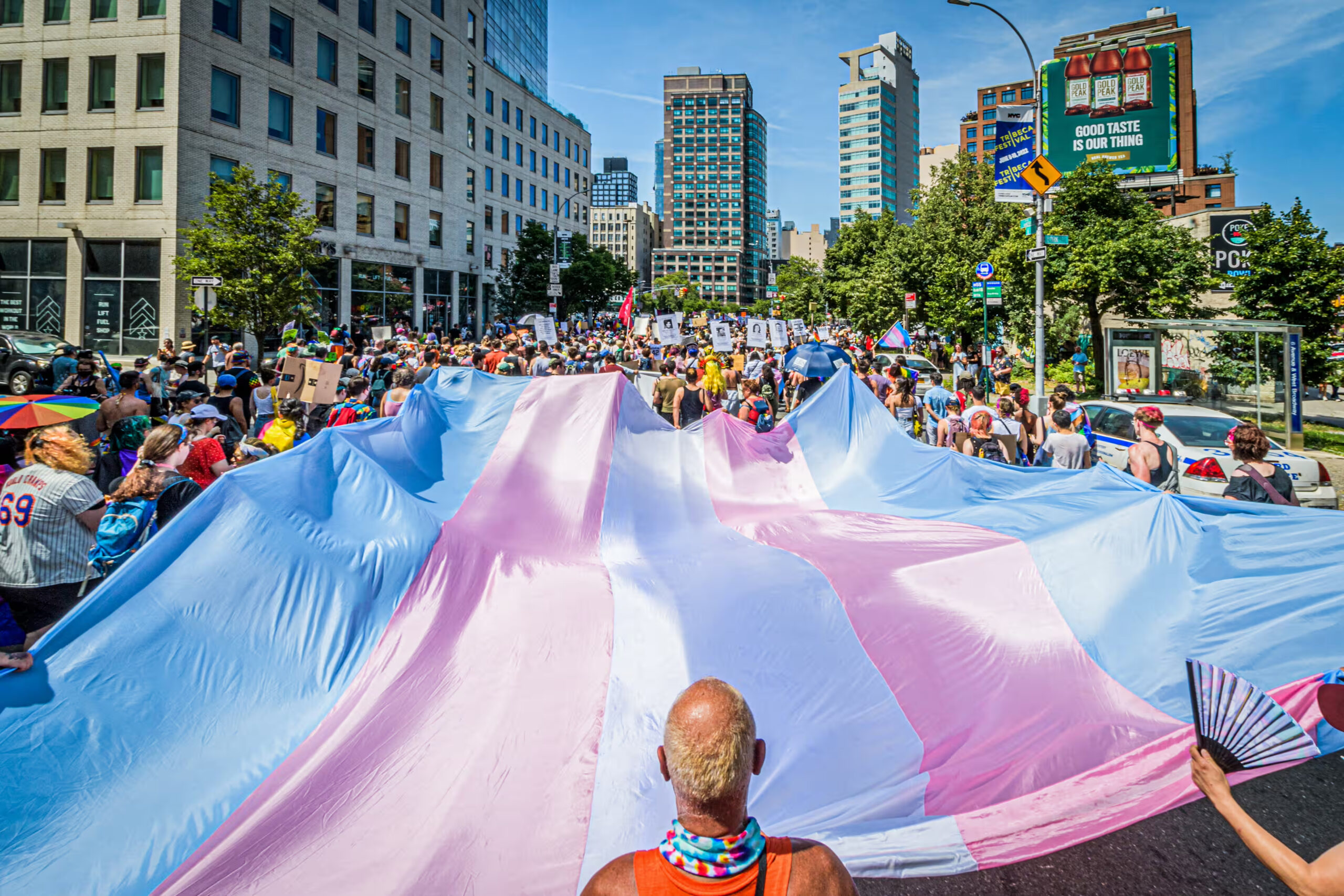 Flagget for transpersoner, her fra en feiring for skeive i New York, 26. juni 2022. (Foto: Erik McGregor/LightRocket/Getty.)