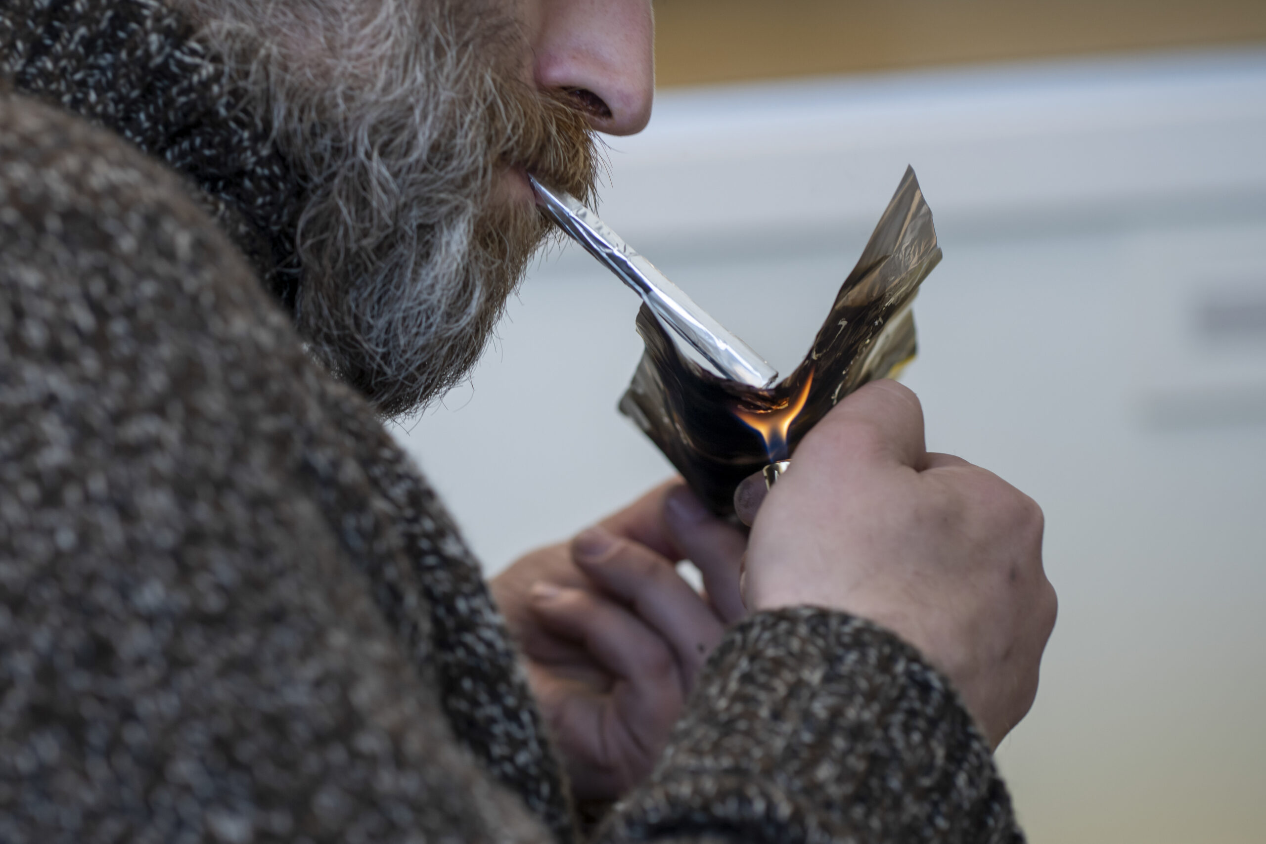 Røykerom for heroin åpner i Oslo Oslo 20200831. Rusavhengige «Calle» (41) røyker heroin i et eget inhaleringsrom som også kalles heroinrøykerommmet. Det ligger vegg i vegg med sprøyterommet i Prindsen mottakssenter i Storgata. (Foto: Heiko Junge/NTB.)