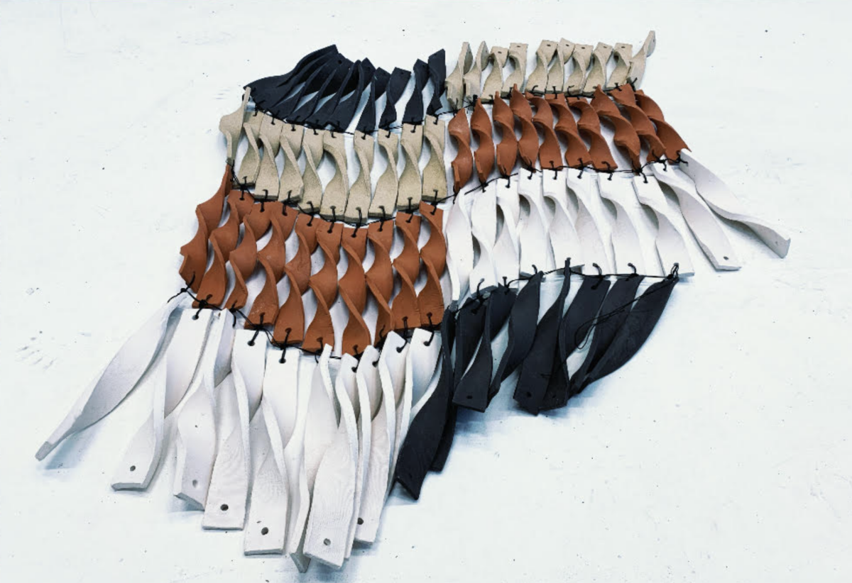 Vigdis Helmersen flørter med det uferdige hos Orkdal kunstforening. (Foto: Presse.)