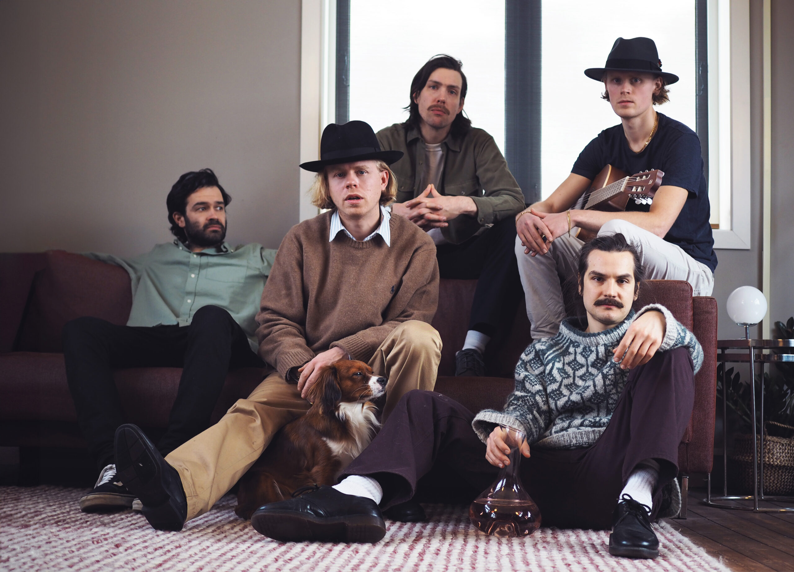 Bergensbandet Kakkmaddafakka er aktuelle med sitt «rundbrenner-anthem», som har fått tittelen «Sorry (F-Boy Confession)». (Foto: Kakkmaddafakka.)