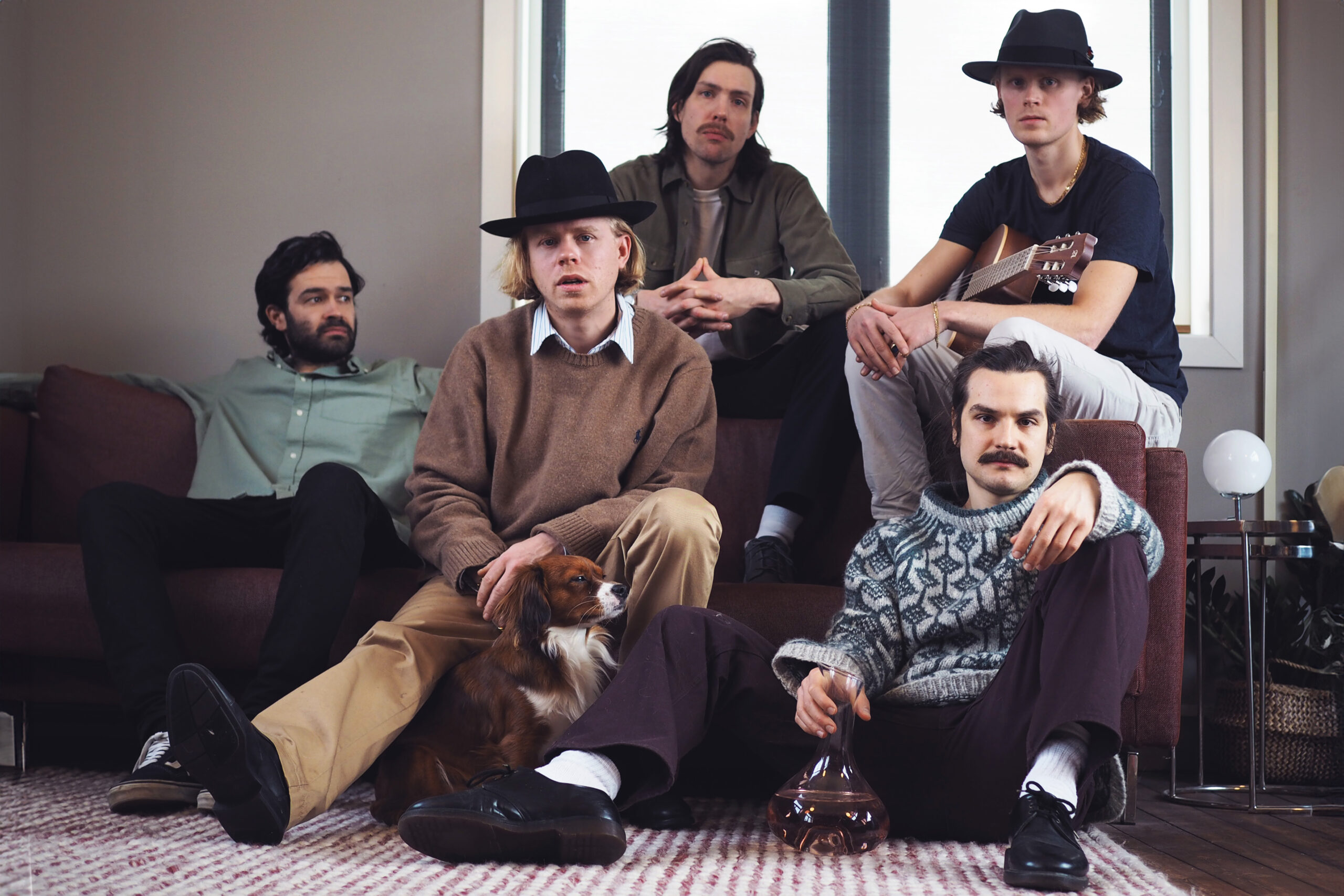 Bergensbandet Kakkmaddafakka er aktuelle med sitt «rundbrenner-anthem», som har fått tittelen «Sorry (F-Boy Confession)». (Foto: Kakkmaddafakka.)