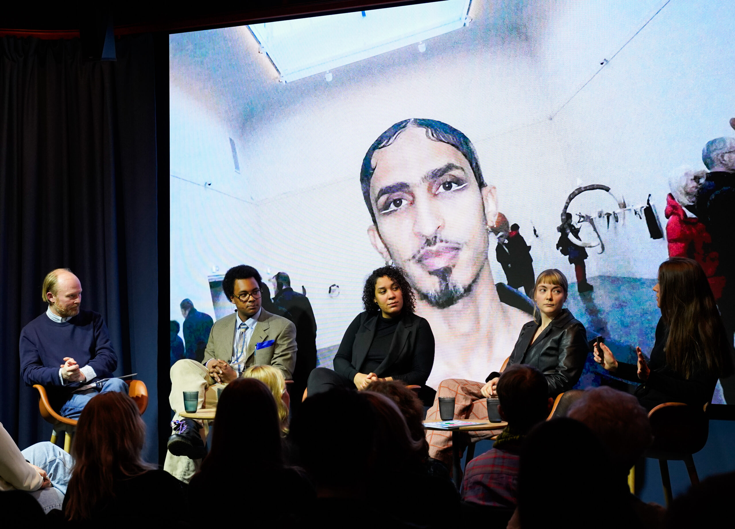 Kurator Asle Olsen, journalist Sindre Lundstrøm, dramatiker Camara Lundestad Joof, kunstner Lena Trydal og Silje «Kunzt» Sigurdsen på Nobels fredssenter. (Foto: Mette Bruaas-Nobels fredssenter.)