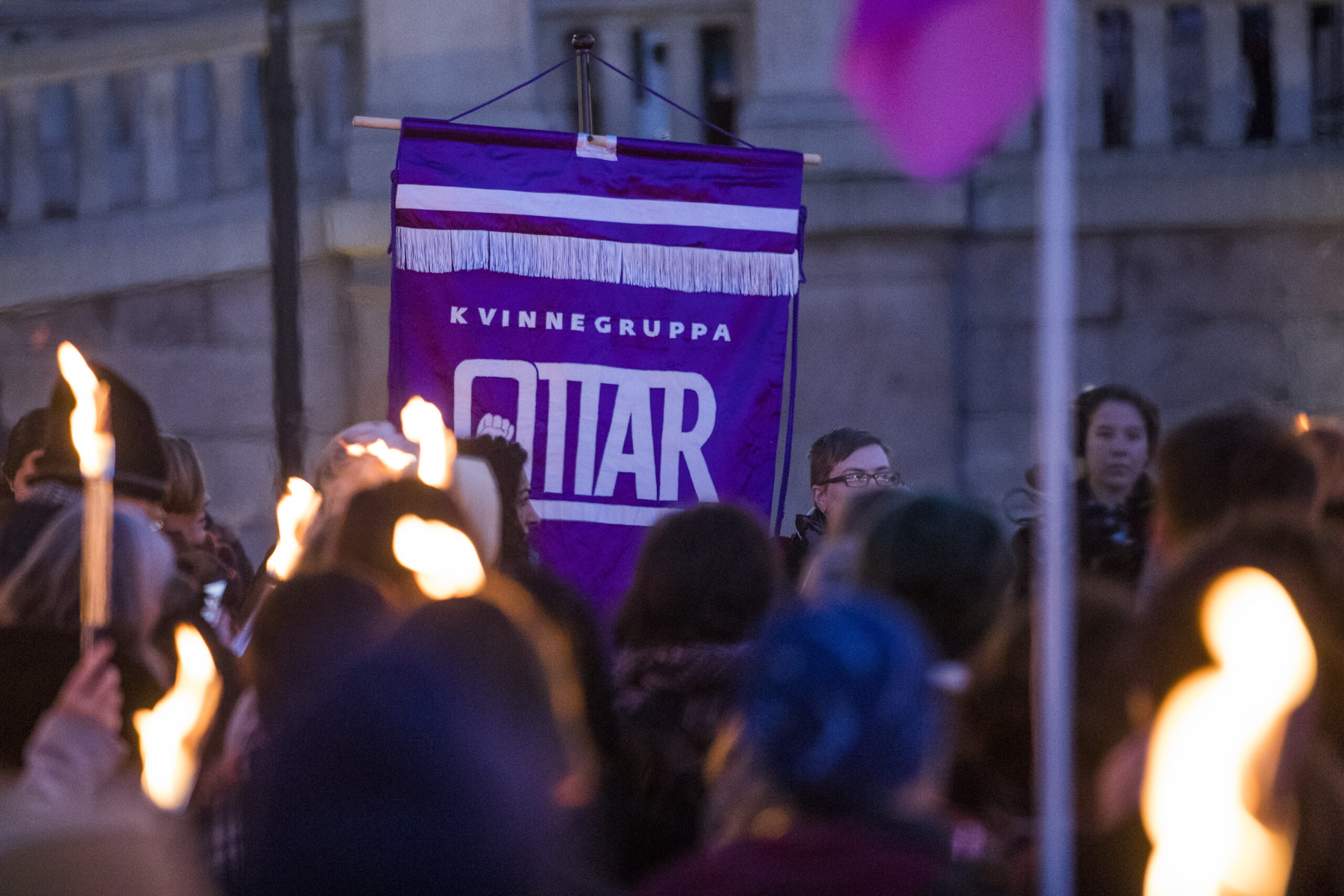 Oslo 20171125. I anledning FNs internasjonale dag for avskaffelse av vold mot kvinner som er den 25. november, arrangeres det fakkeltog mot trakassering og vold. Toget går fra Jernbanetorget til Eidsvolls plass foran Stortinget i Oslo. (Foto: Håkon Mosvold Larsen/NTB.)