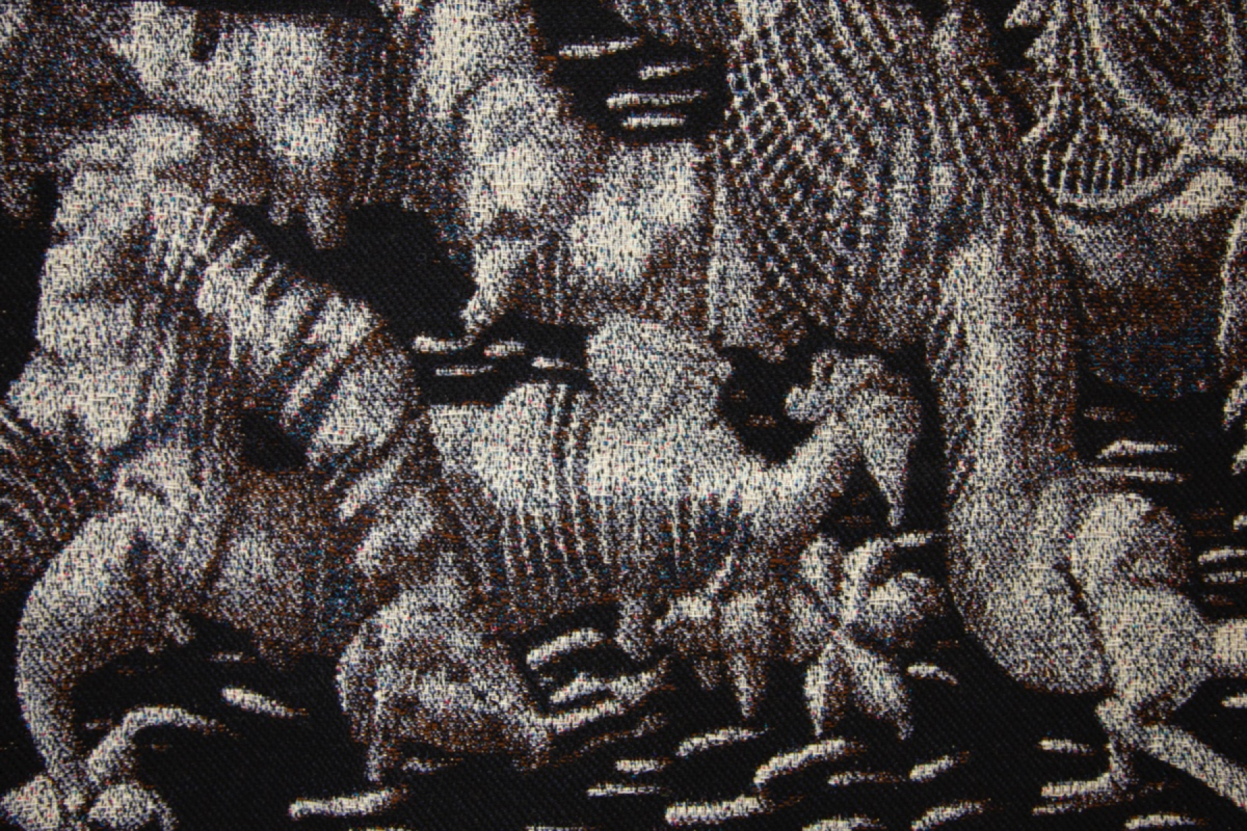 Tekstilkunstner Krista Austi stiller ut del to av sin «Hybrid»-utstilling ved Kraft. (Foto: Presse.)